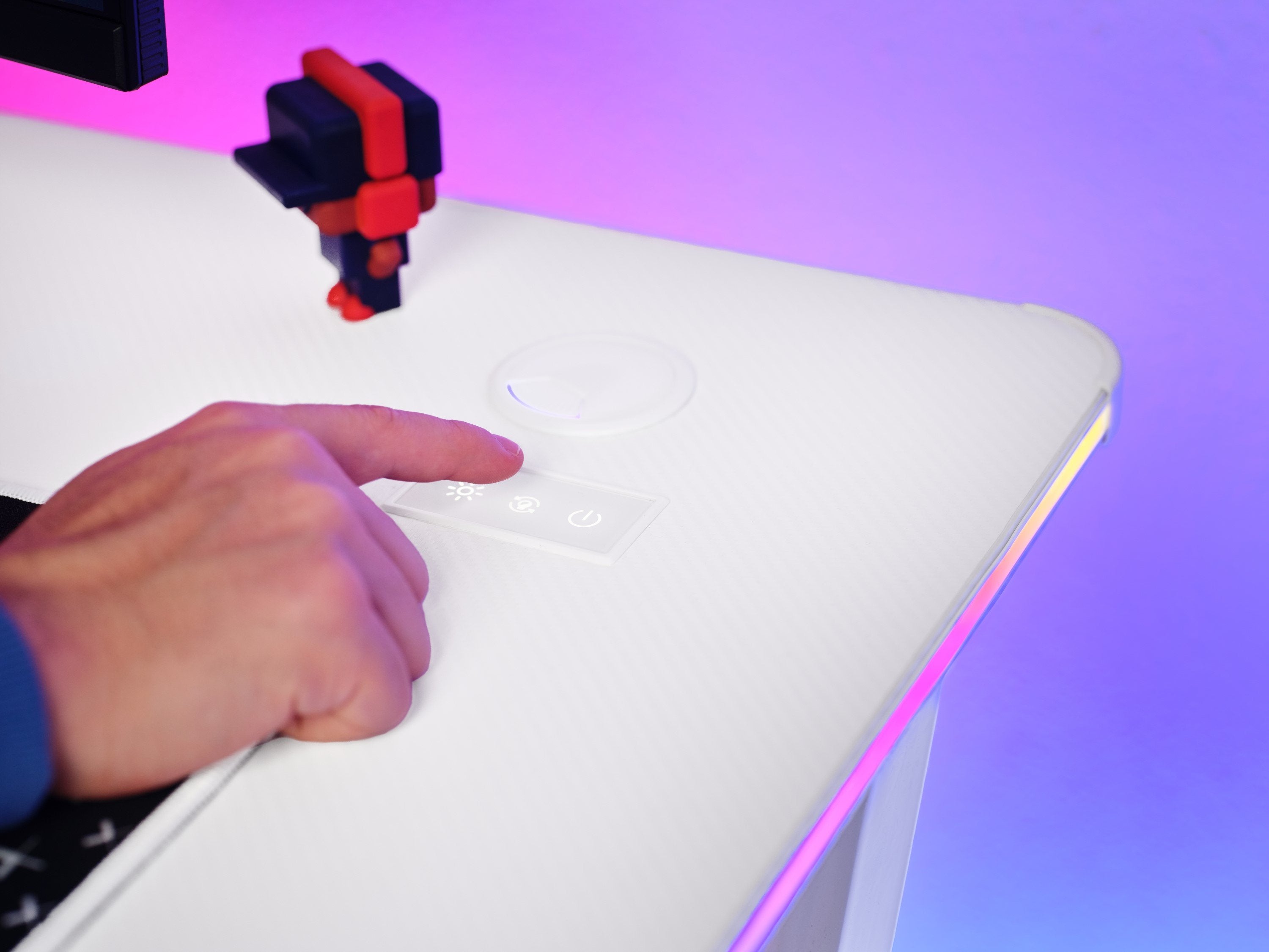 Mesa Gaming Gxt 709w Luminus Blanco Trust Máximo 150kg/ 120 X 60 X 74cm/ Control De Iluminación