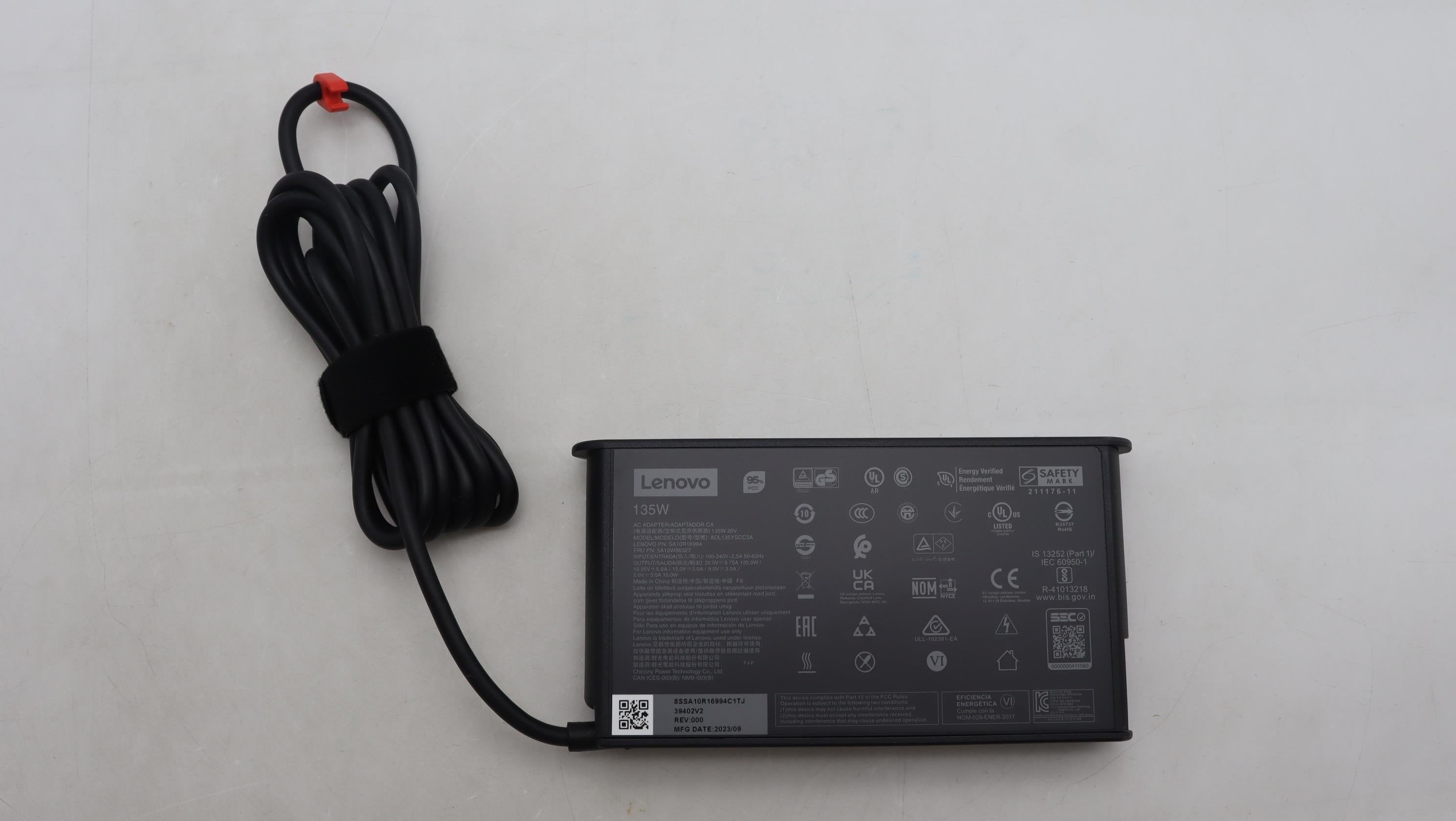 EAN 5715063311493 - Lenovo 5A10W86327 adaptador e inversor de corriente Interior 135 W Negro imagen 1