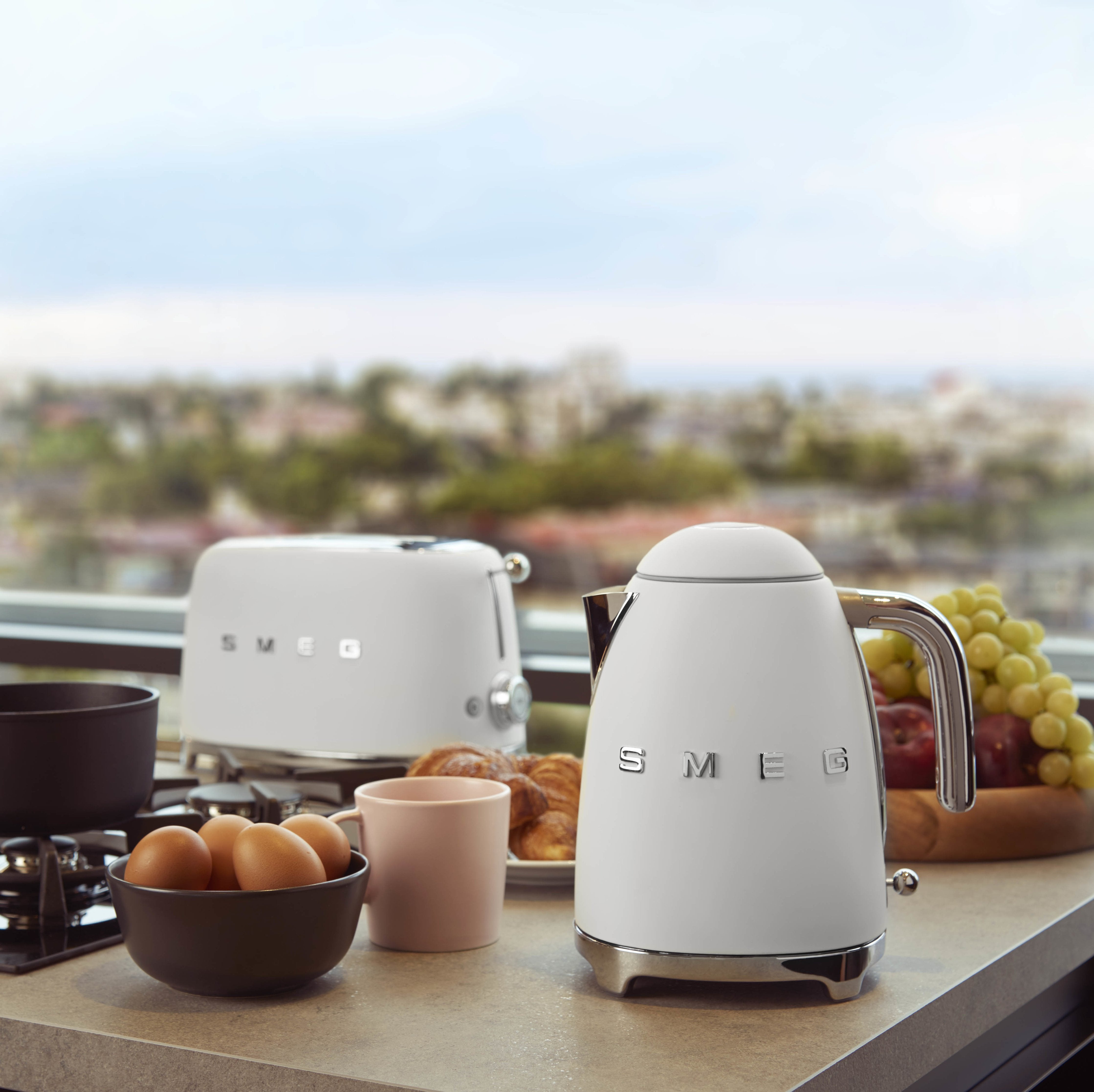EAN 8017709290719 - Smeg KLF03WHMEU tetera eléctrica 1,7 L 2400 W Blanco imagen 17
