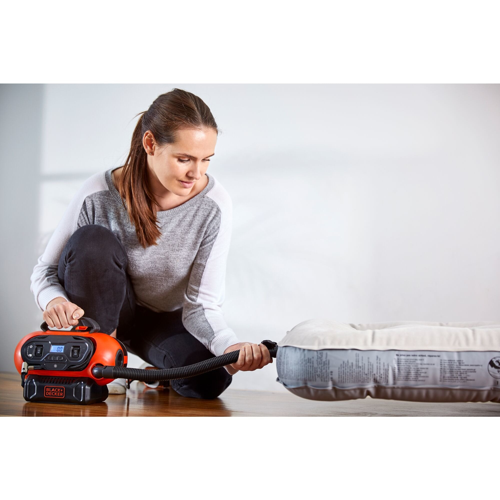 EAN 5035048661628 - Black & Decker BDCINF18N-QS compresor de aire 160 l/min Bomba de aire/conexión a la toma del encendedor imagen 7