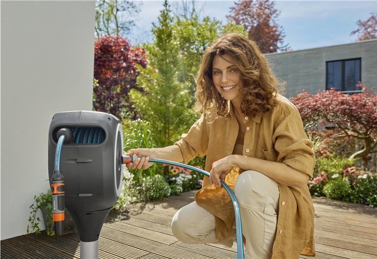 Gardena Caja Para Mangueras De Terraza Rollup M, 20 Metros, Enrollador De Manguera Gris/Blanco, Incluida Jeringa De Limpieza 18617-20