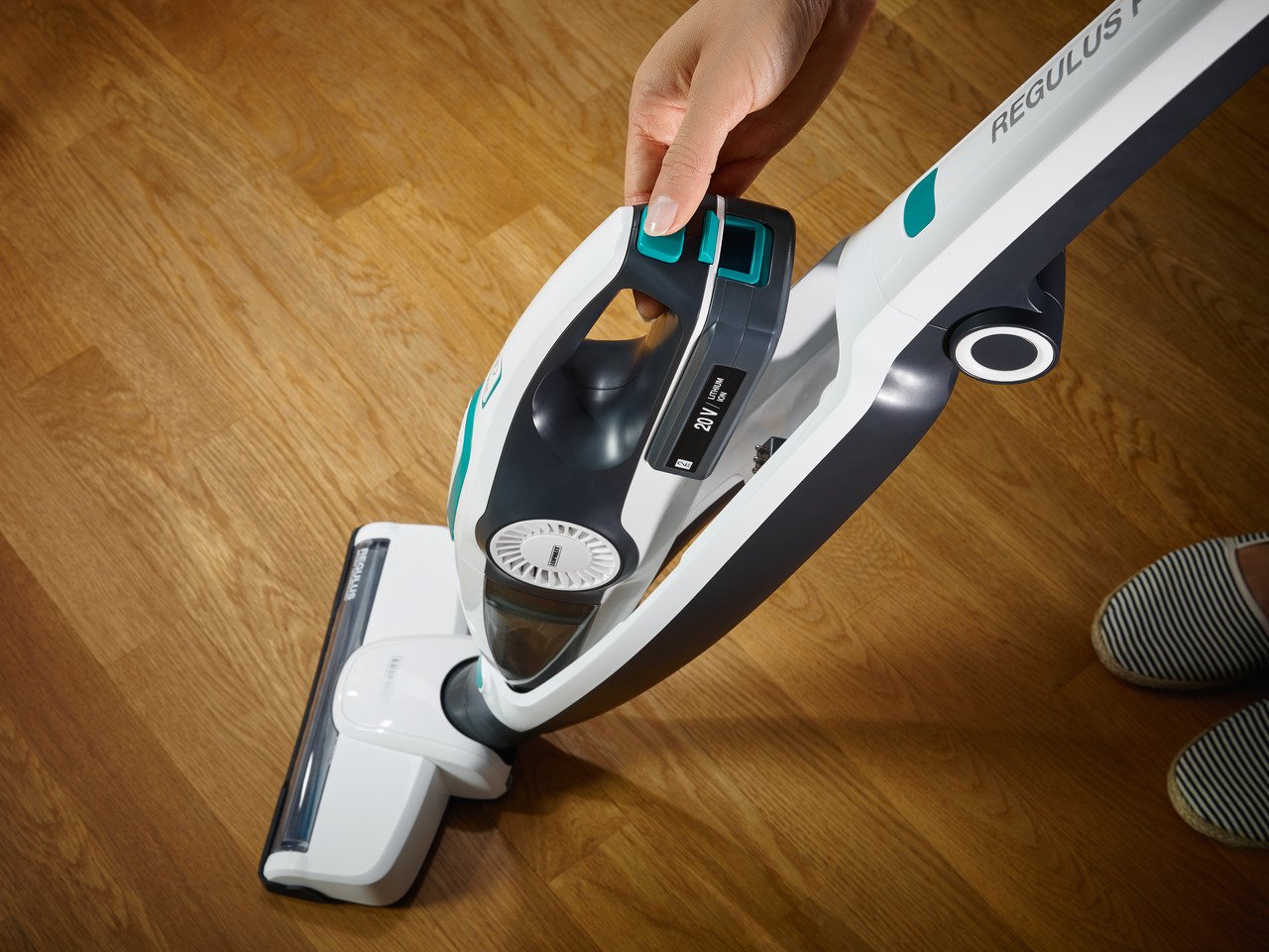 EAN 4006501119254 - Leifheit PowerVac 2in1 Aspiradora escoba 2 en 1 Batería Secar Ciclónico Sin bolsa Negro, Azul, Blanco imagen 10