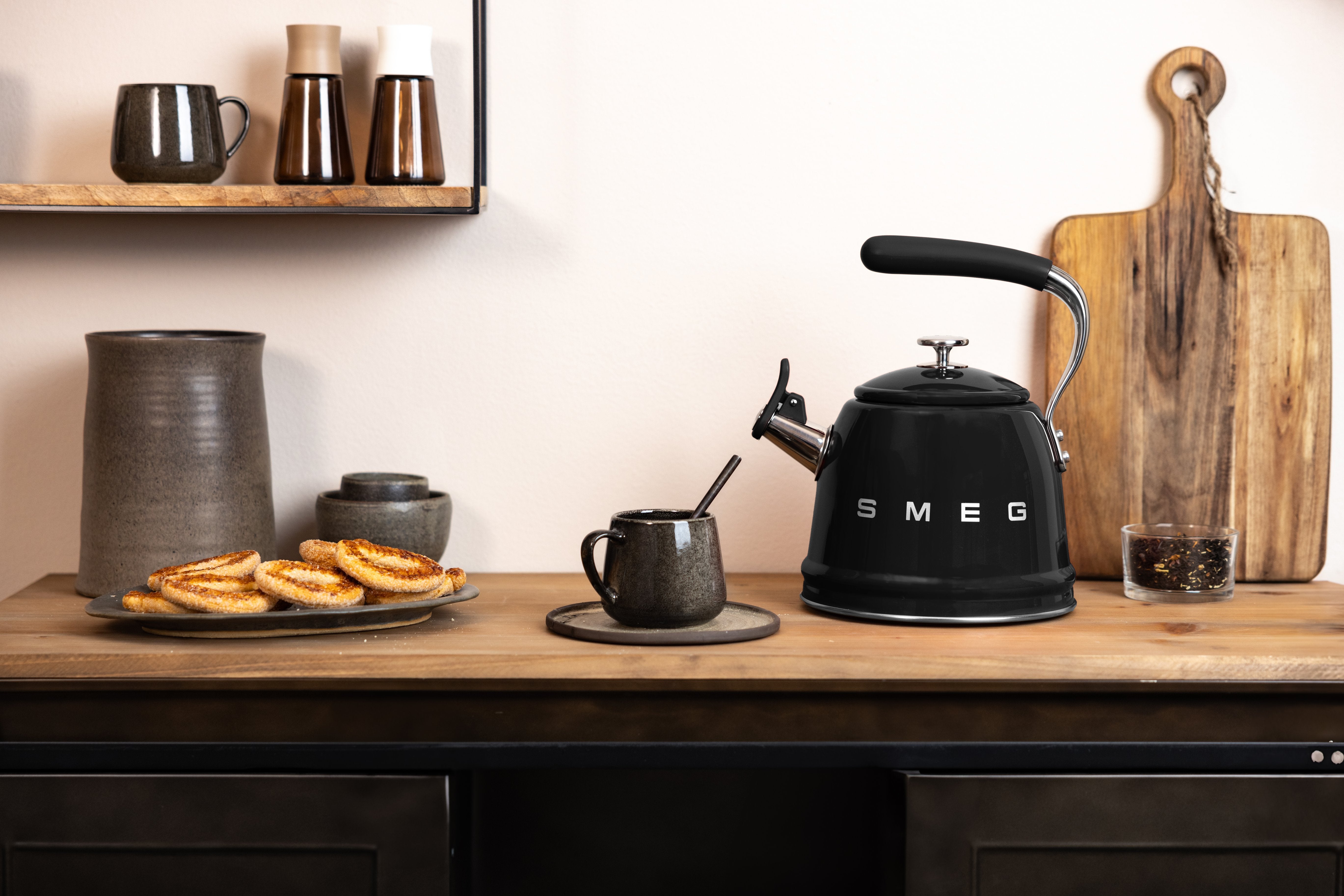 EAN 8017709347918 - Smeg WKF01BL tetera 2,3 L Negro imagen 8