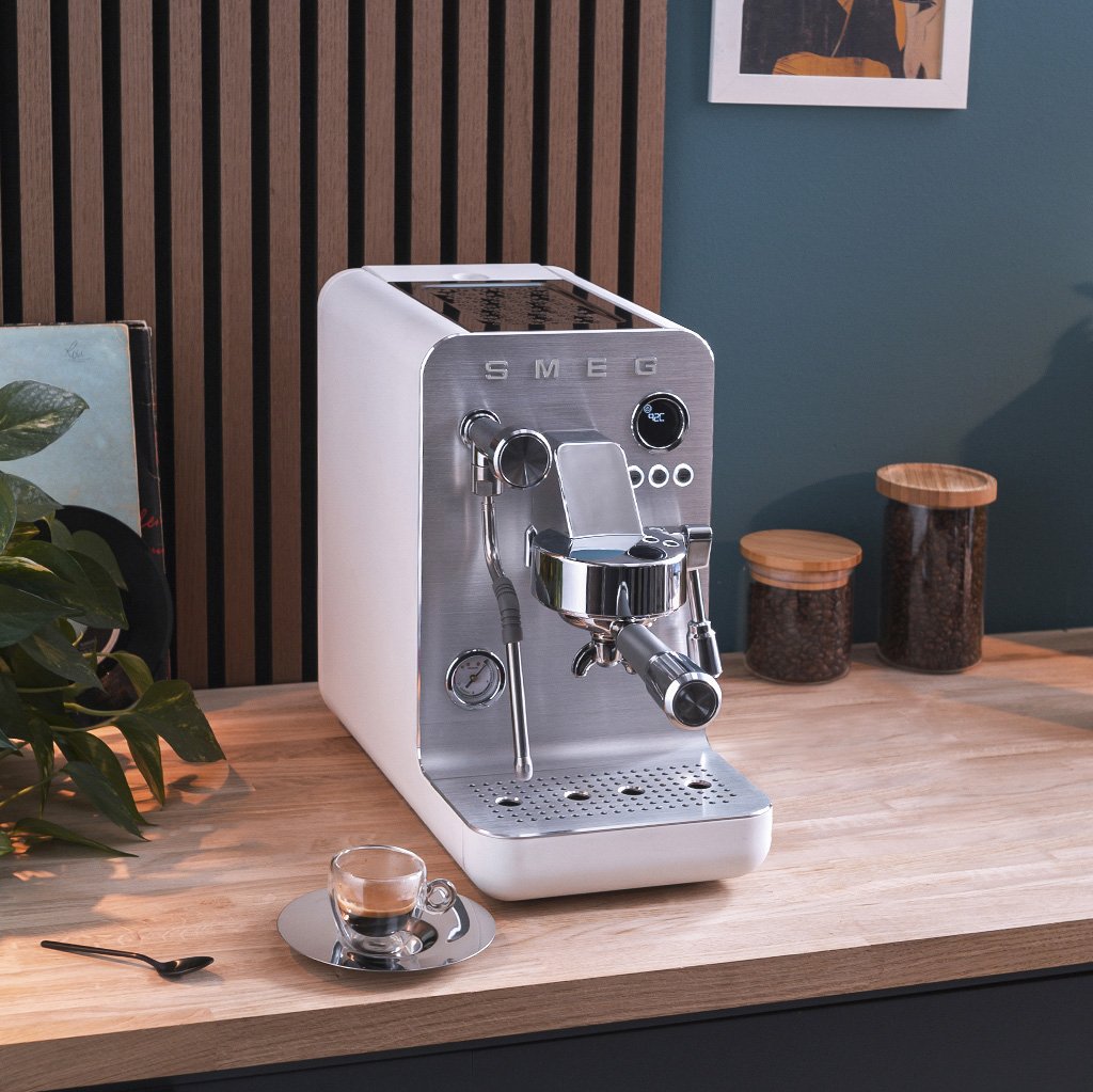 EAN 8017709347017 - Smeg EMC02WHMEU cafetera eléctrica Manual Máquina espresso 1,7 L imagen 28