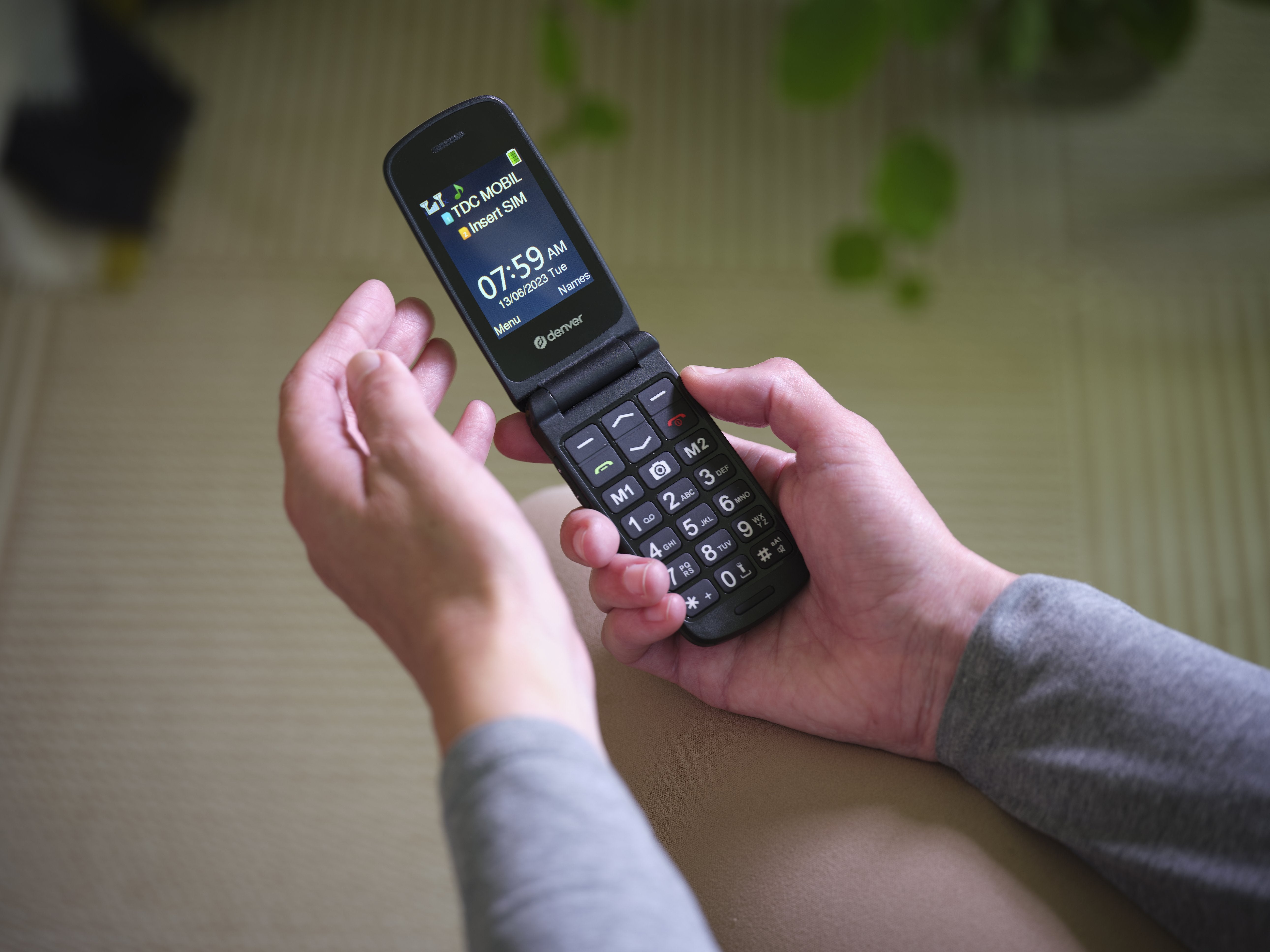 EAN 5706751074622 - Denver BAS-24600L 6,1 cm (2.4") 270 g Negro Teléfono para personas mayores imagen 6