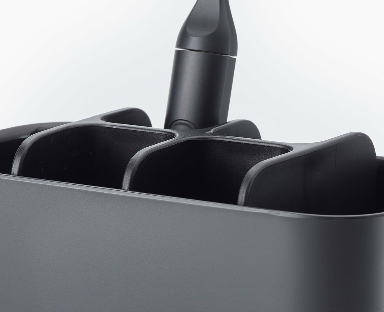 EAN 5028420009569 - Joseph Joseph 70599 portacepillo de dientes Negro Soporte para cepillos de dientes independiente imagen 3