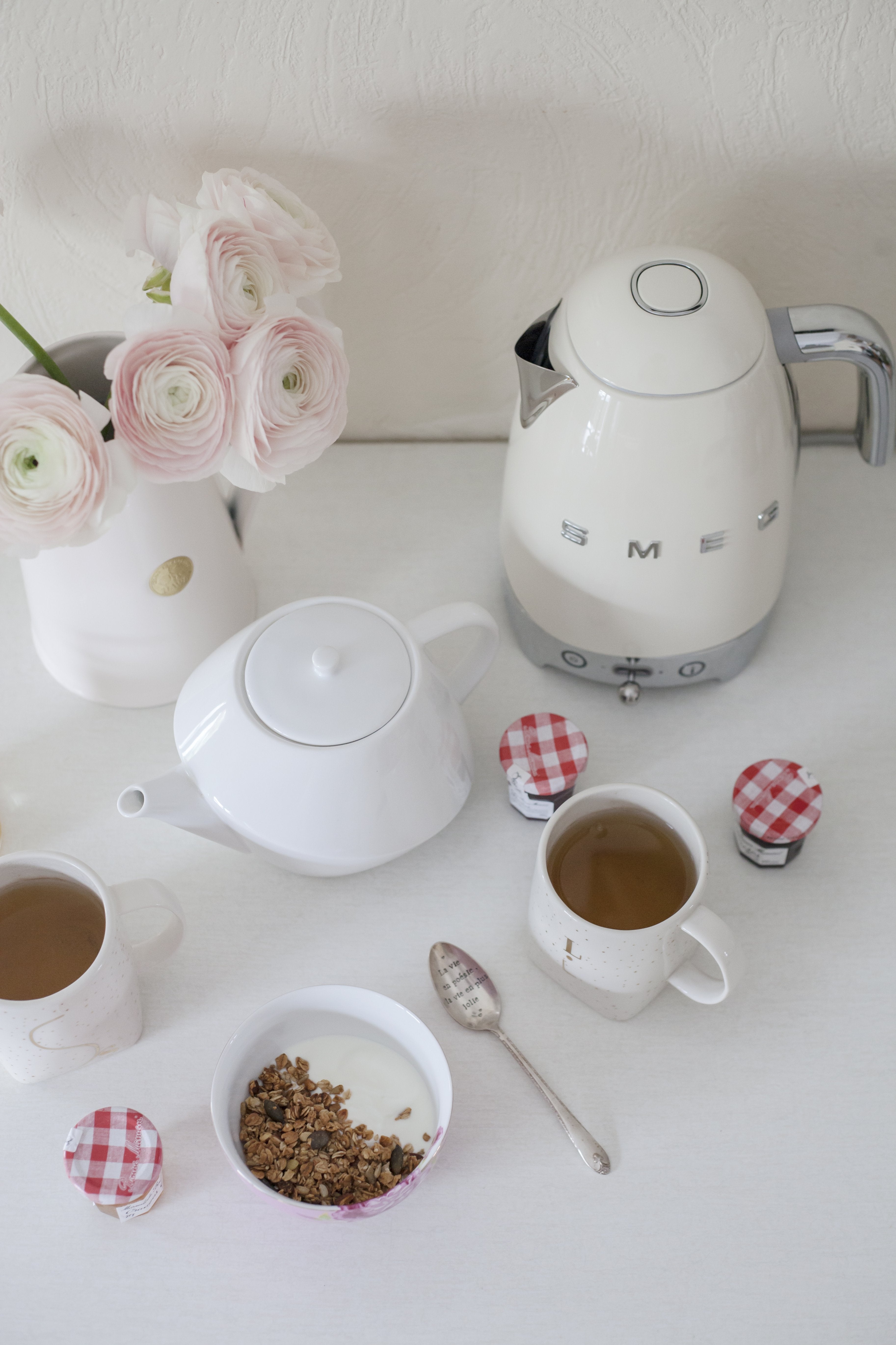 EAN 8017709231378 - Smeg KLF04CREU tetera eléctrica 1,7 L 2400 W Crema de color imagen 18