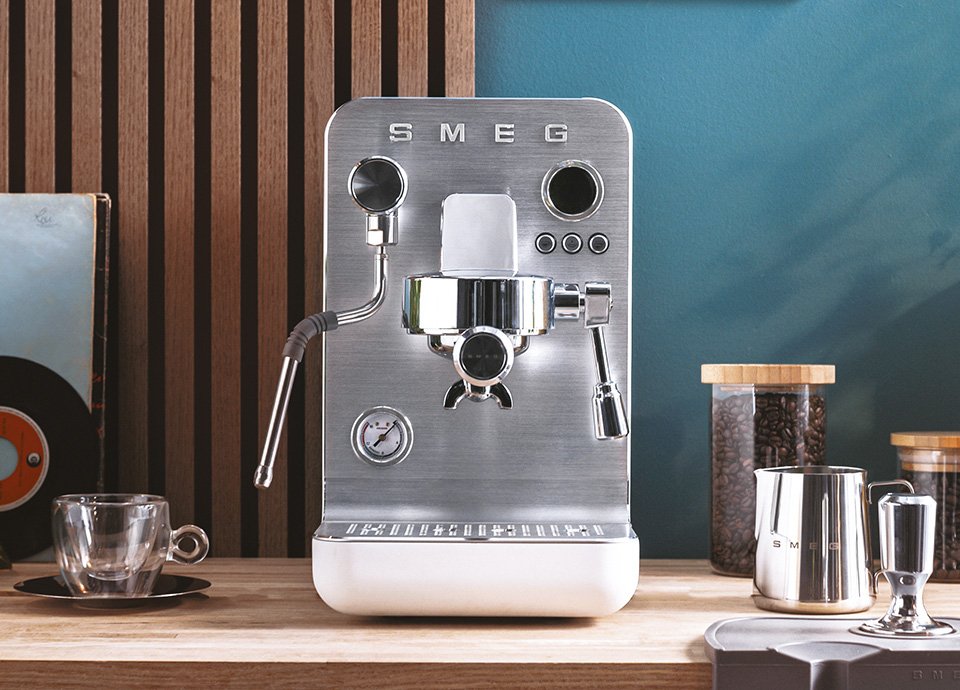 EAN 8017709347017 - Smeg EMC02WHMEU cafetera eléctrica Manual Máquina espresso 1,7 L imagen 41