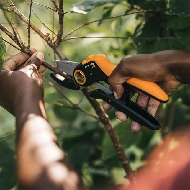 EAN 6411501111180 - Fiskars Plus PowerLever tijeras de podar Anvil Negro, Naranja imagen 2