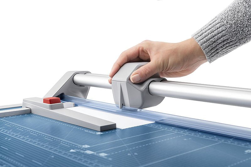Dahle 550 Cizalla Profesional De Rodillo Formato A4 - Capacidad 20 Hojas - Cuchilla Circular Autoafilable De Acero - Dos Topes Angulares