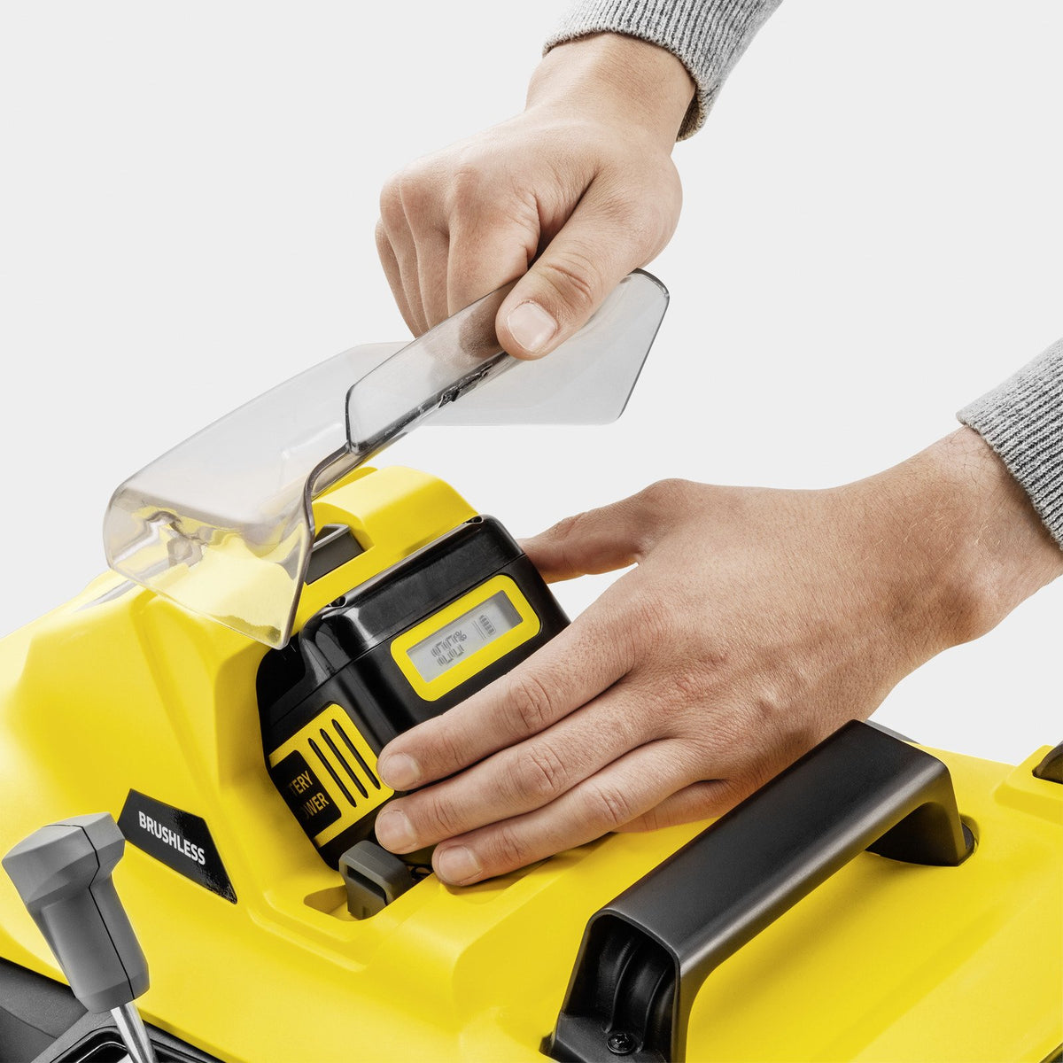 EAN 4066529036384 - Kärcher LMO 3-18 Cortacésped de empuje a gasolina Batería Amarillo, Negro imagen 5