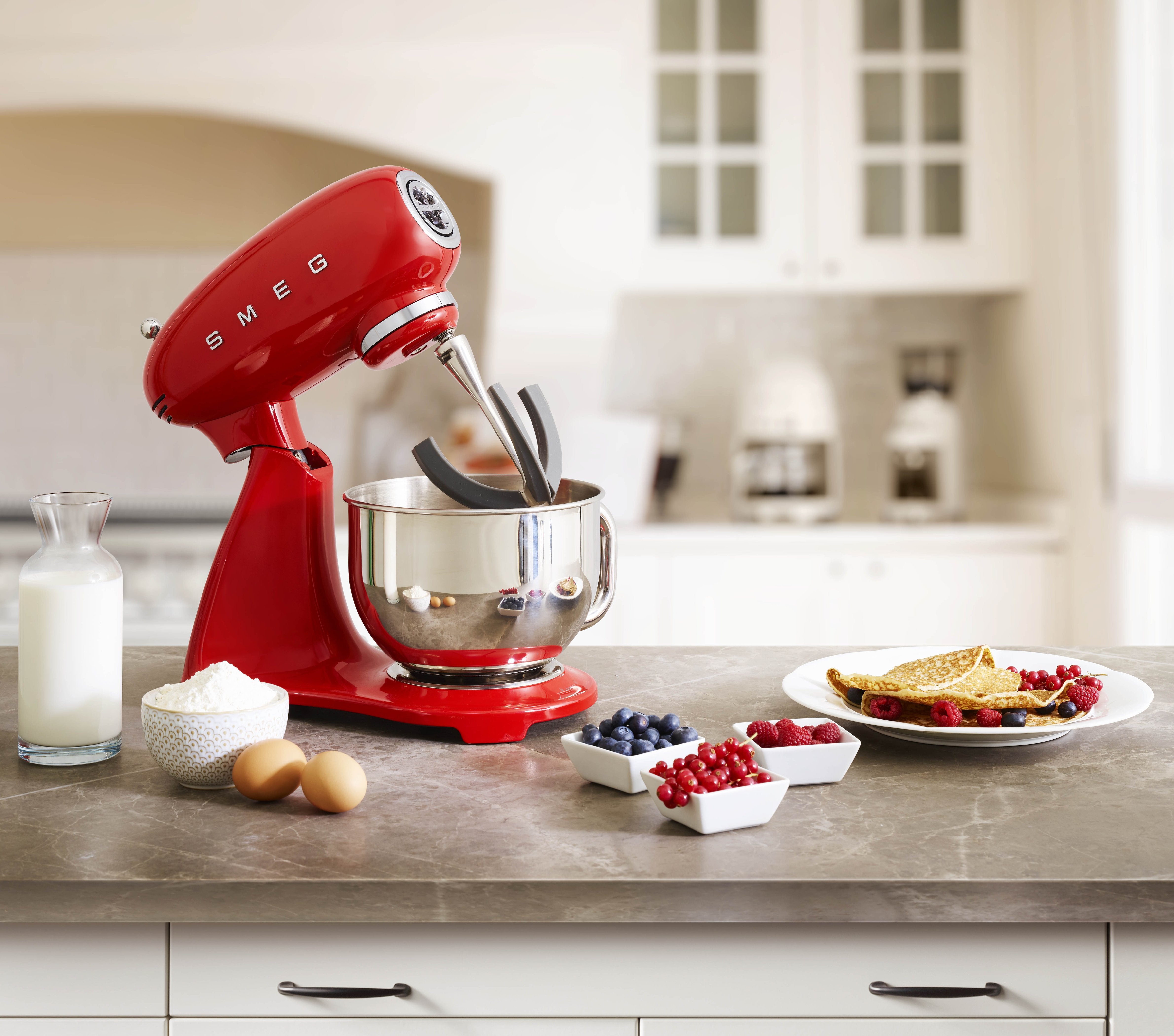EAN 8017709269203 - Smeg SMF03RDEU batidora Batidora de varillas 800 W Rojo imagen 22