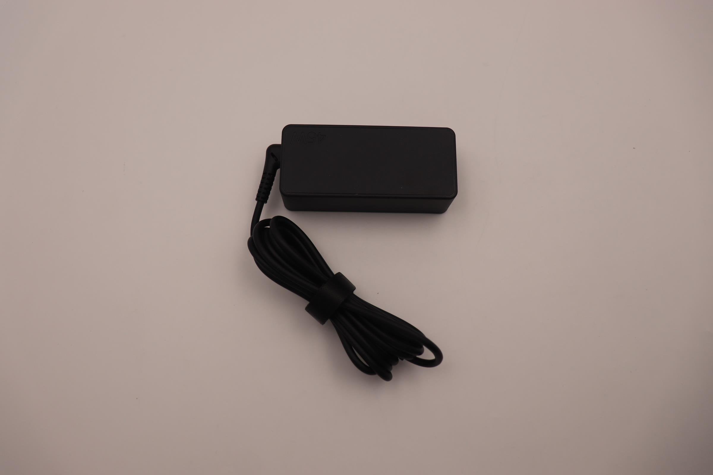 EAN 5715063427057 - Lenovo 5A10W86299 adaptador e inversor de corriente Interior 45 W Negro imagen 2
