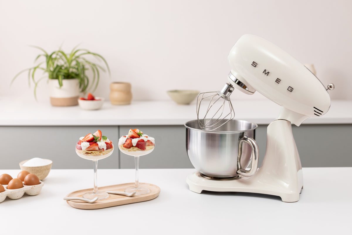 EAN 8017709353759 - Smeg SMF05CREU batidora Batidora de varillas 1000 W Crema de color imagen 14