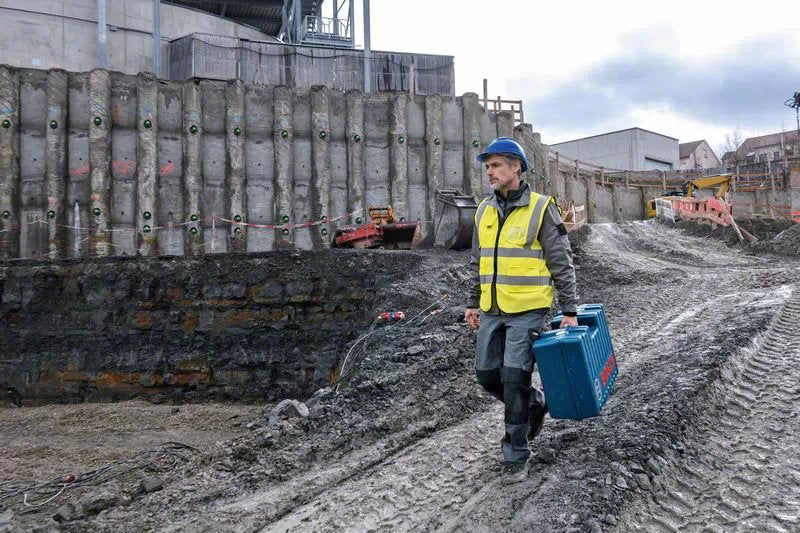 Láser Giratorio Inalámbrico Bosch Professional Grl 650 Cvhg Professional, 18 Voltios, Con Soporte Azul, Batería Procore18v 4,0 Ah, Estuche, Línea Láser Verde 0601061v00