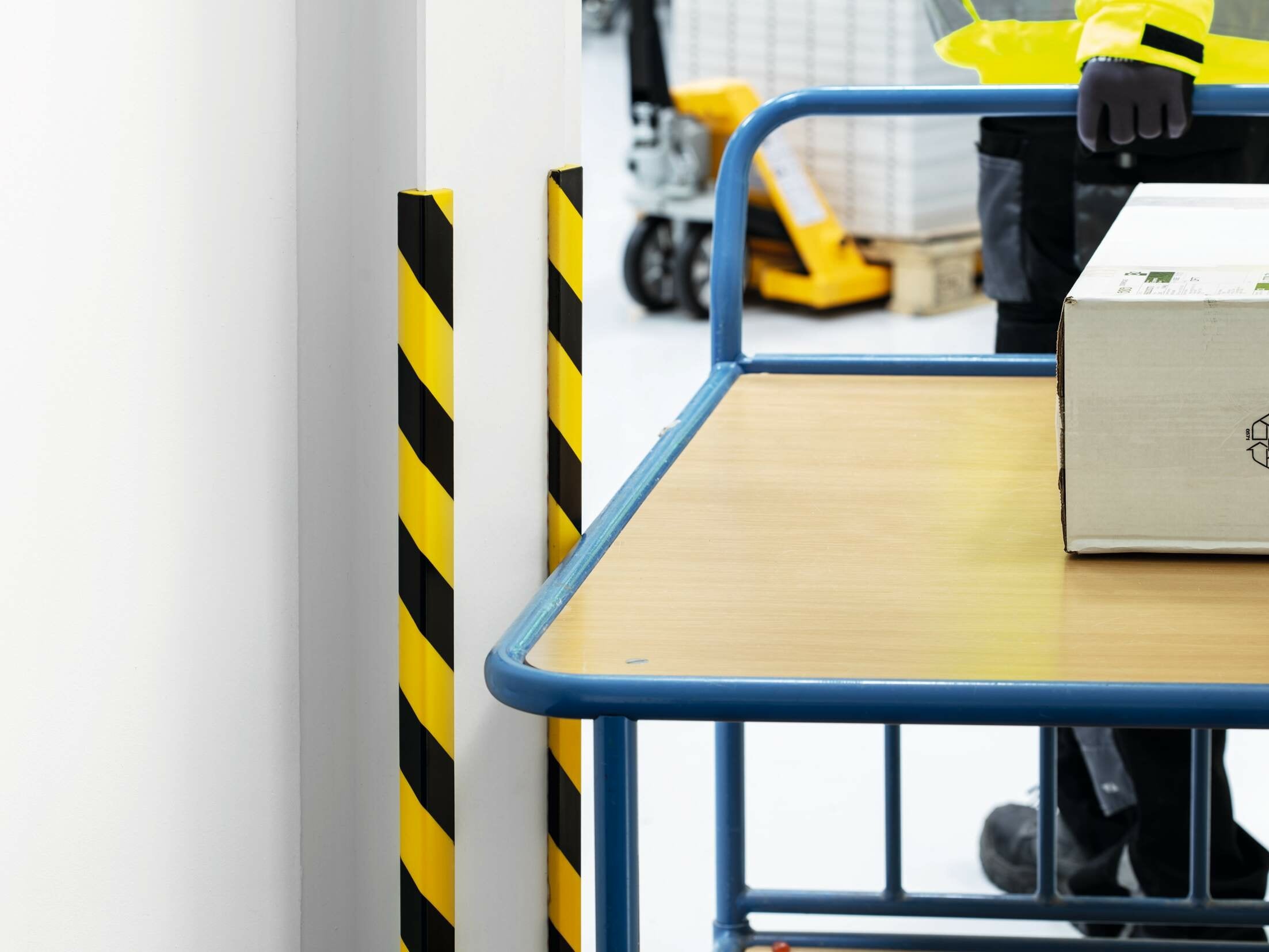 Perfil Protector De Bordes Durable E8 Amarillo Negro Autoadhesivo 1m