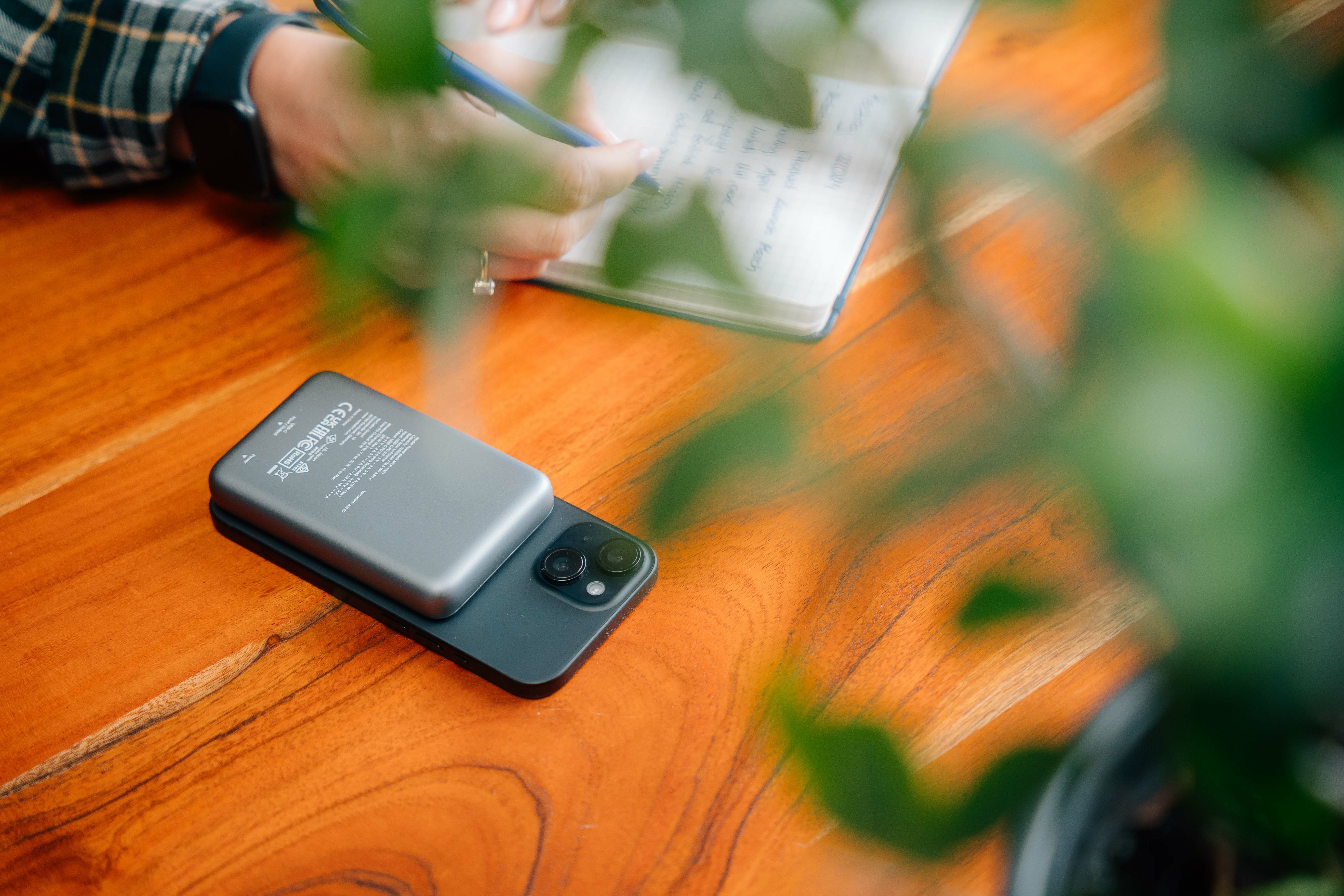 EAN 0023942322498 - Verbatim Charge 'n' Go Polímero de litio 10000 mAh Cargador inalámbrico Gris imagen 6