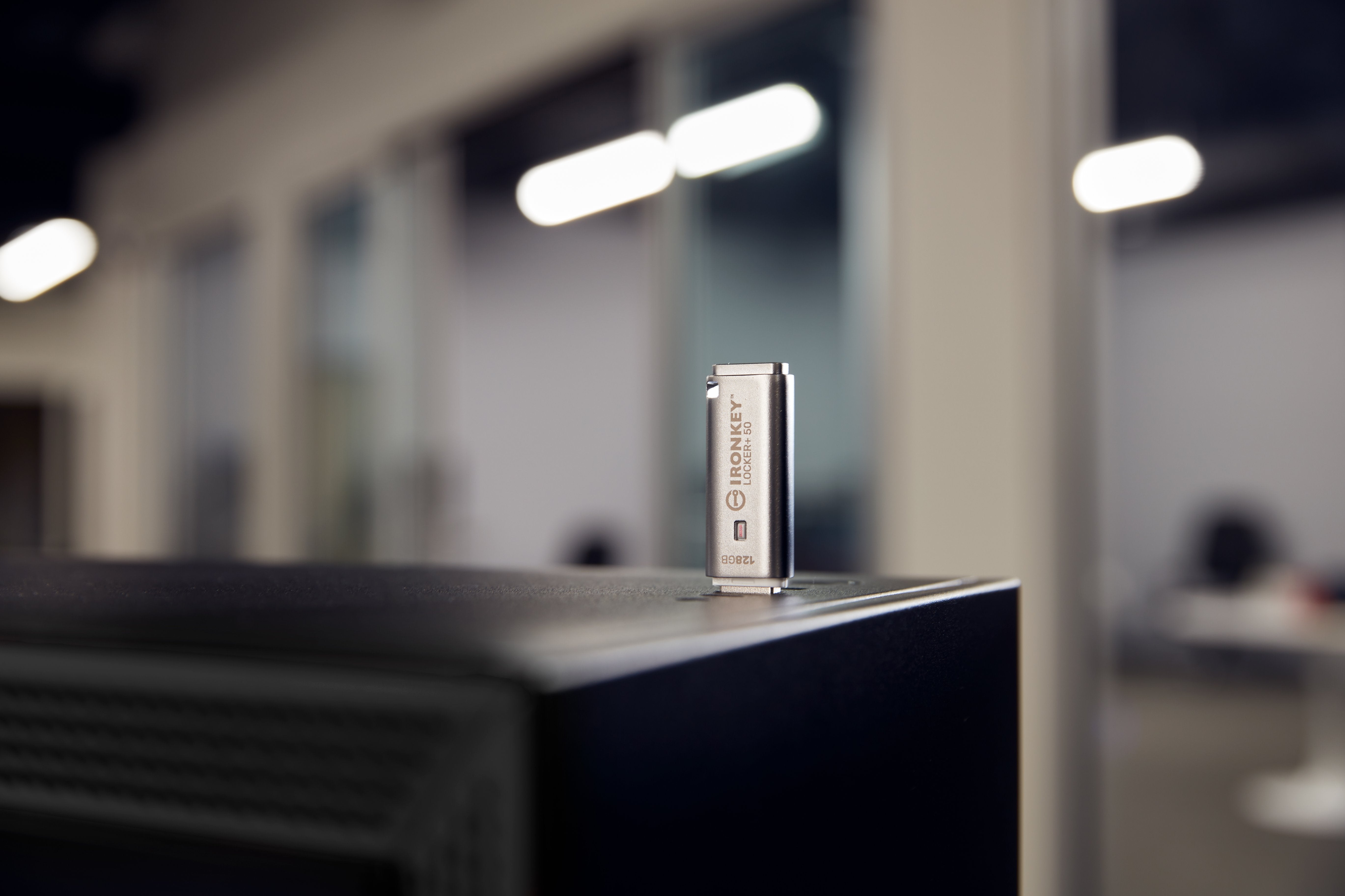 EAN 0740617329391 - Kingston Technology IronKey Locker+ 50 unidad flash USB USB tipo A 3.2 Gen 1 (3.1 Gen 1) Plata imagen 6