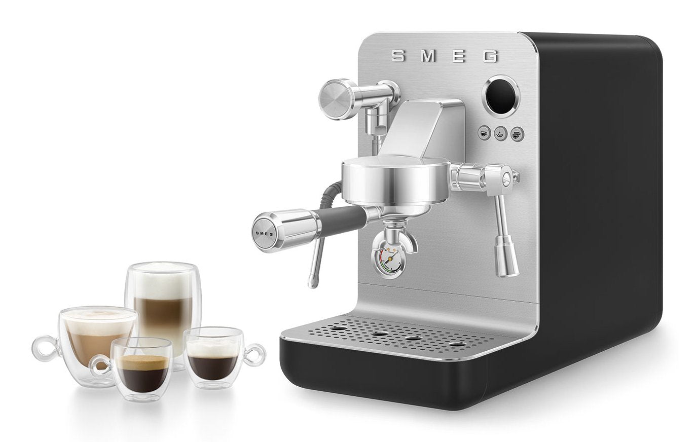 EAN 8010072255859 - Smeg EMC02BLMEU cafetera eléctrica Manual Máquina espresso 1,7 L imagen 18