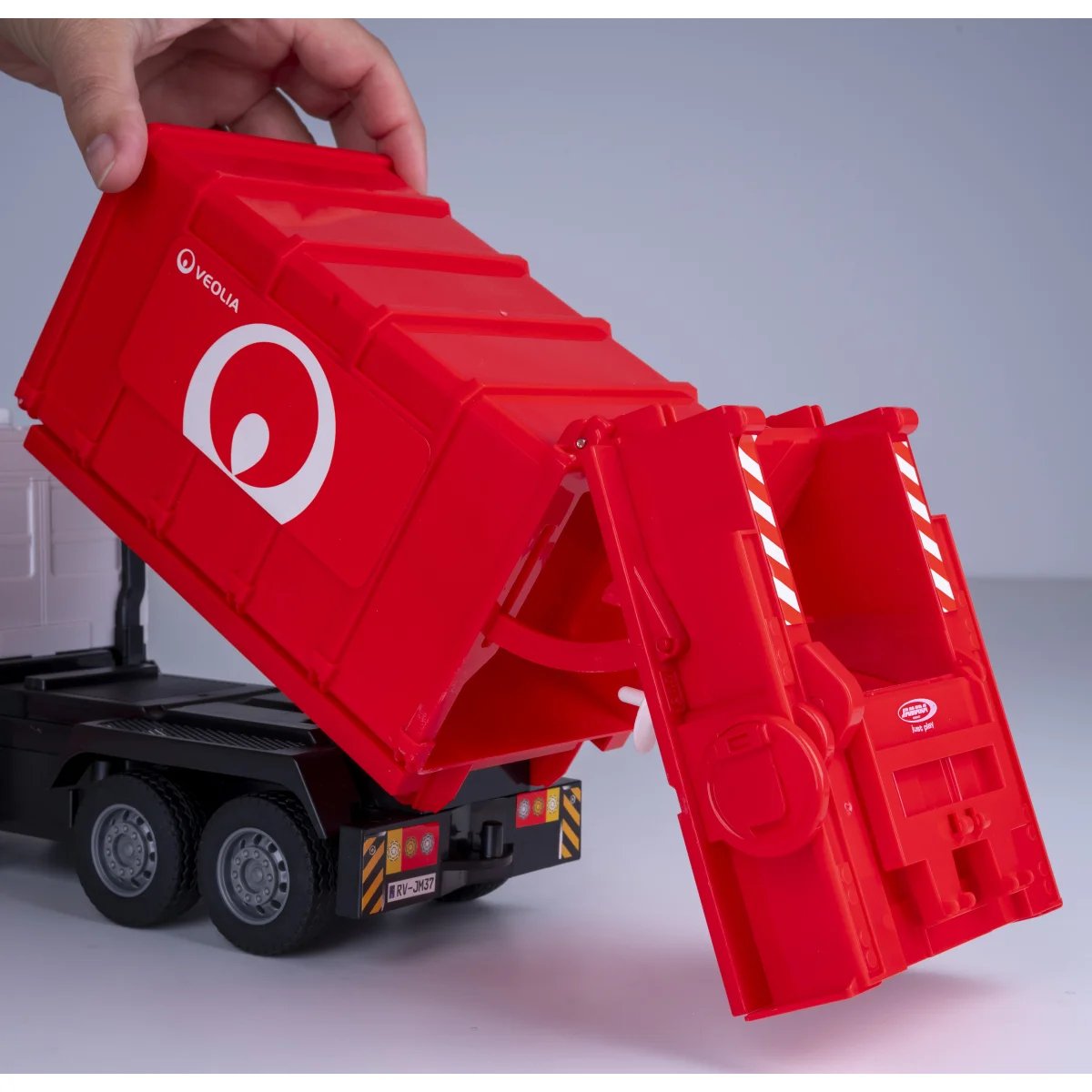 EAN 4042774474522 - Jamara Truck Mercedes-Benz Antos modelo controlado por radio Camión de la basura Motor eléctrico 1:26 imagen 24