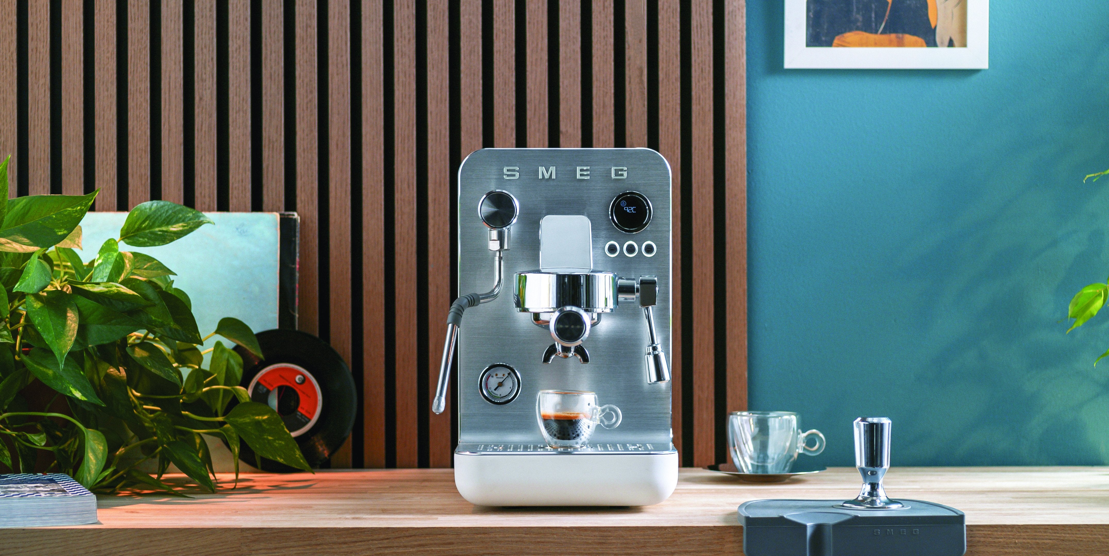 EAN 8017709347017 - Smeg EMC02WHMEU cafetera eléctrica Manual Máquina espresso 1,7 L imagen 30