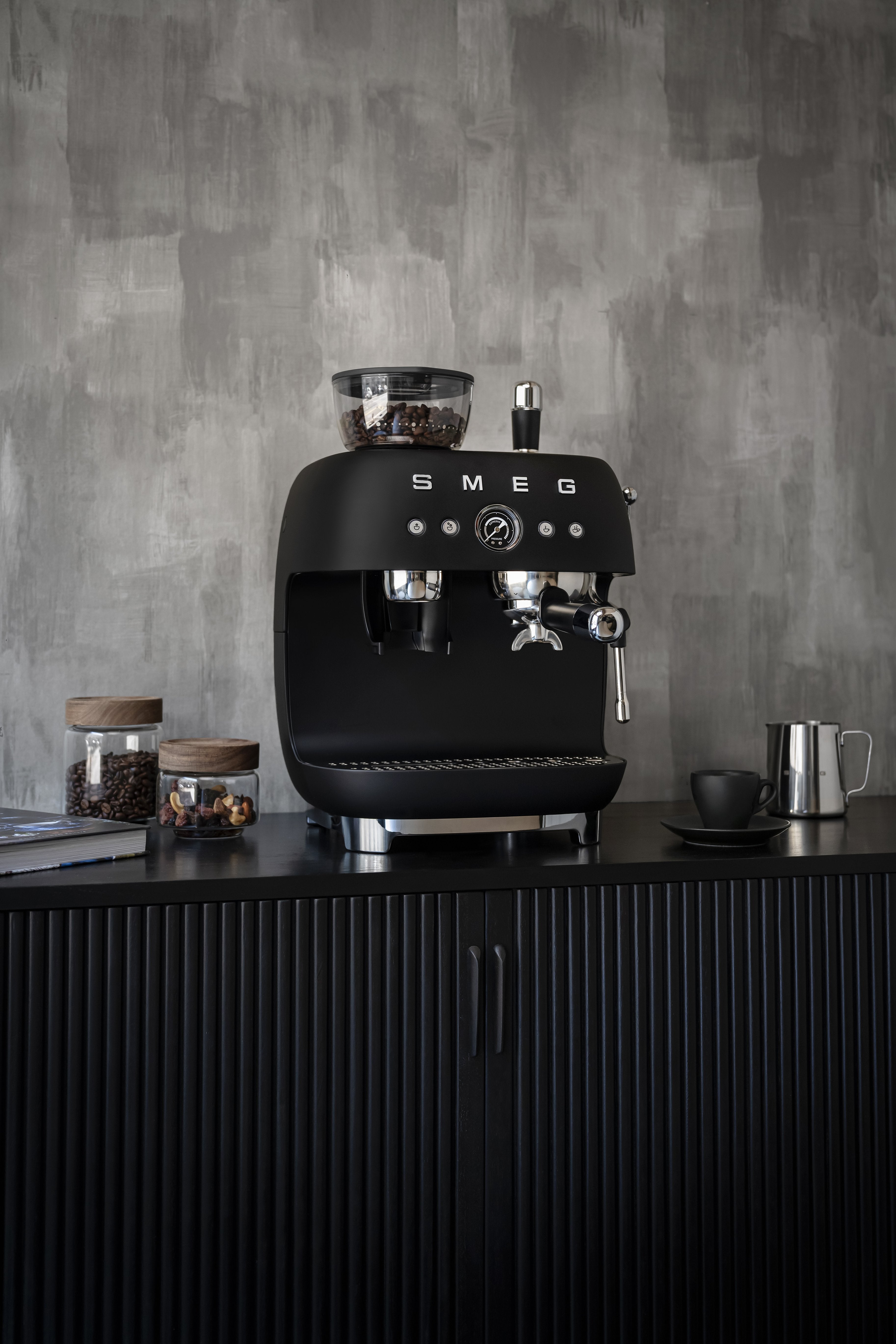 EAN 8017709354572 - Smeg EGF03BLMEU cafetera eléctrica Manual Máquina espresso 2,4 L imagen 17