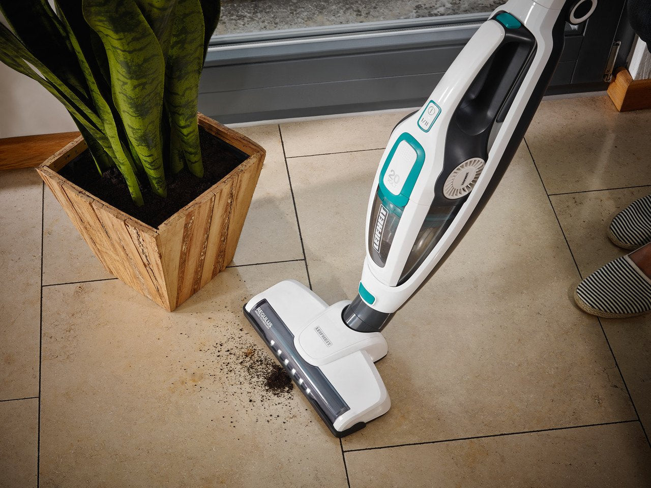 EAN 4006501119254 - Leifheit PowerVac 2in1 Aspiradora escoba 2 en 1 Batería Secar Ciclónico Sin bolsa Negro, Azul, Blanco imagen 41