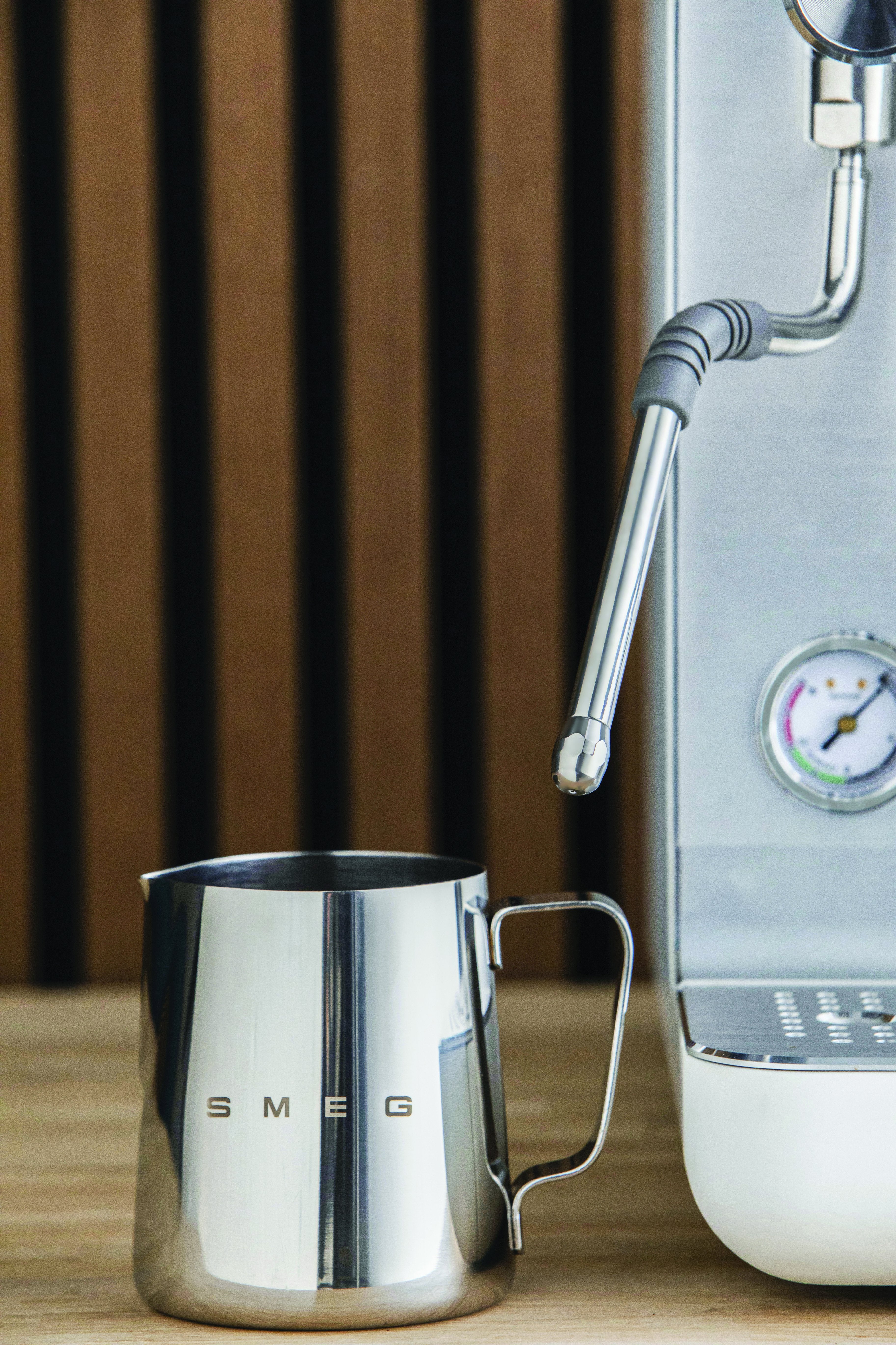 EAN 8017709347017 - Smeg EMC02WHMEU cafetera eléctrica Manual Máquina espresso 1,7 L imagen 38