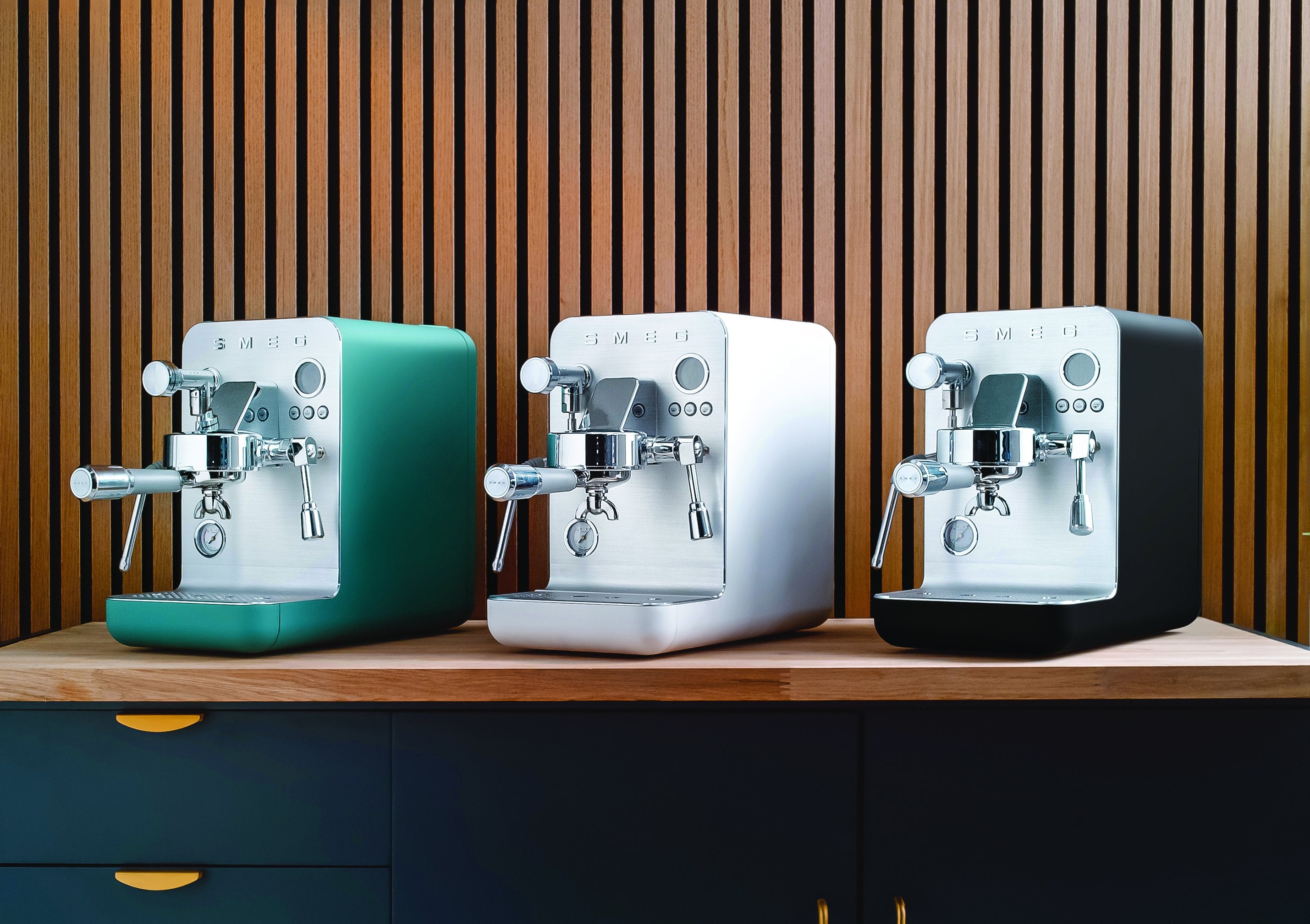 EAN 8017709347017 - Smeg EMC02WHMEU cafetera eléctrica Manual Máquina espresso 1,7 L imagen 35
