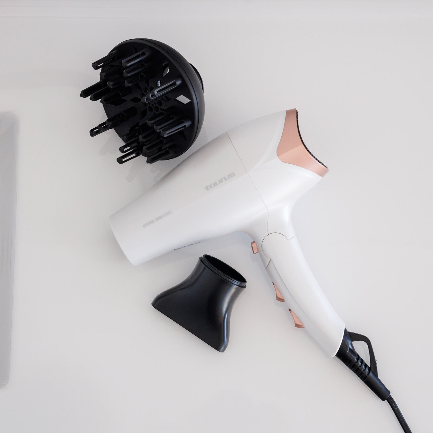 EAN 8414234001160 - Taurus STUDIO 2500 IONIC secador 2400 W Blanco imagen 11