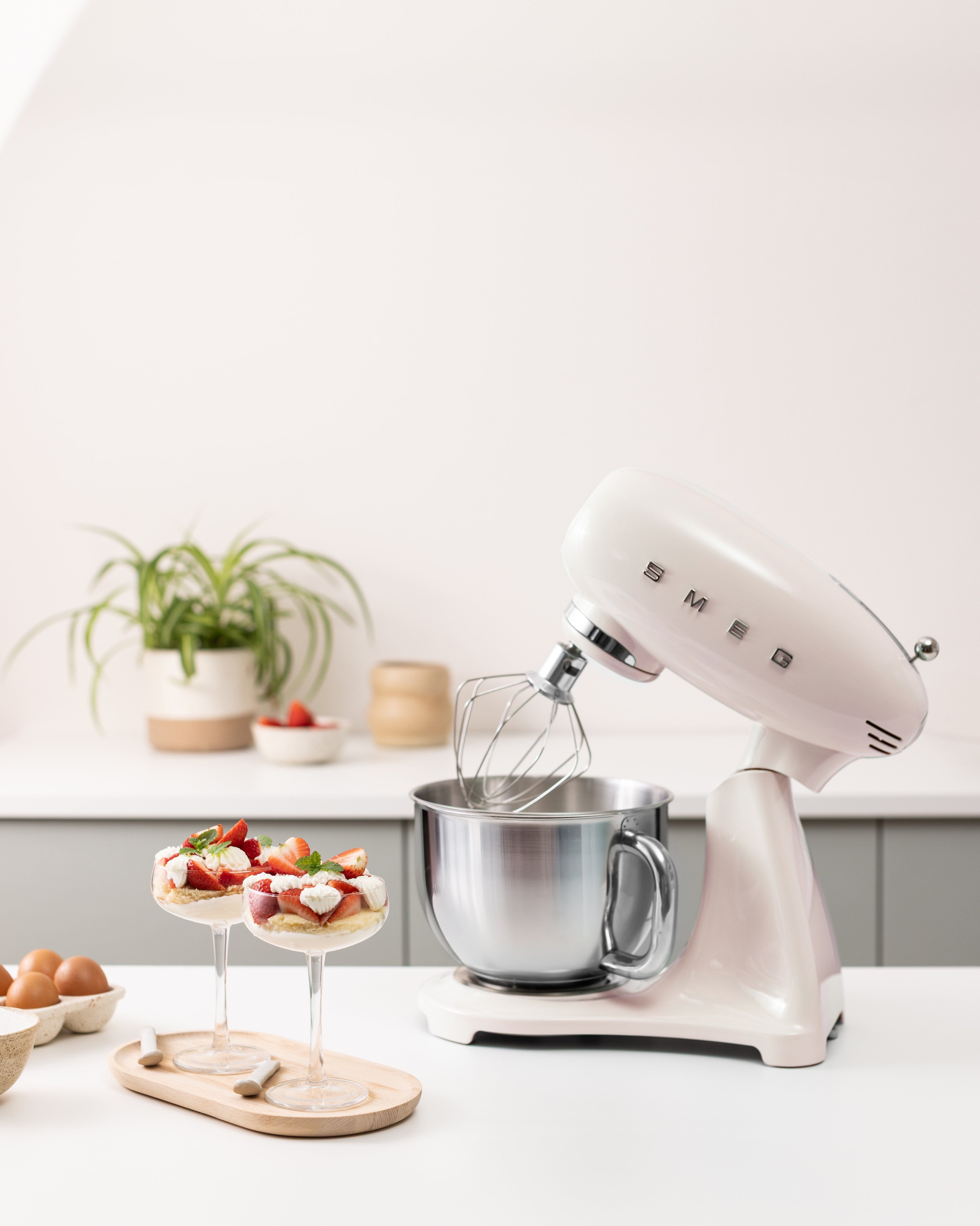 EAN 8017709353759 - Smeg SMF05CREU batidora Batidora de varillas 1000 W Crema de color imagen 14