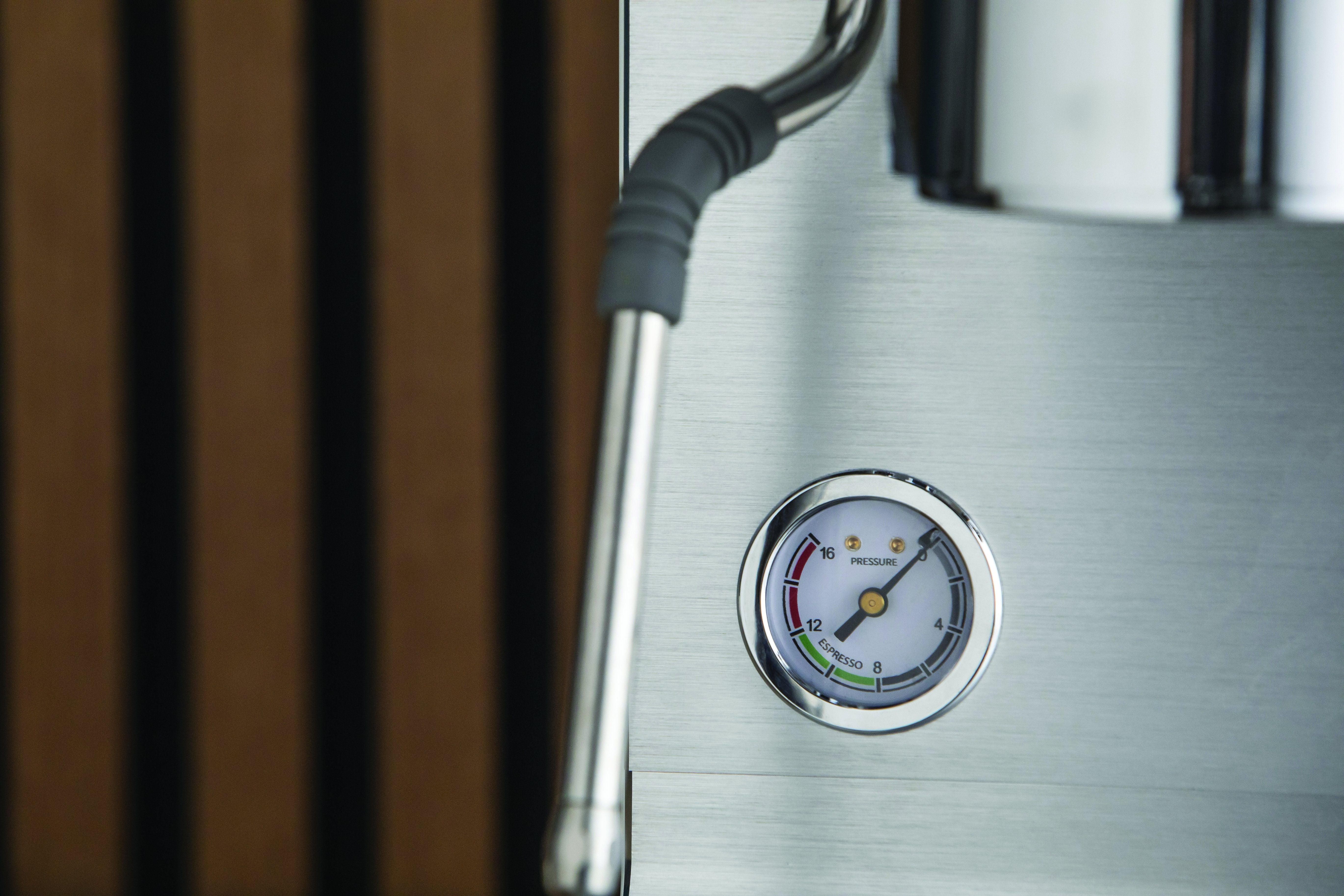 EAN 8017709347017 - Smeg EMC02WHMEU cafetera eléctrica Manual Máquina espresso 1,7 L imagen 37