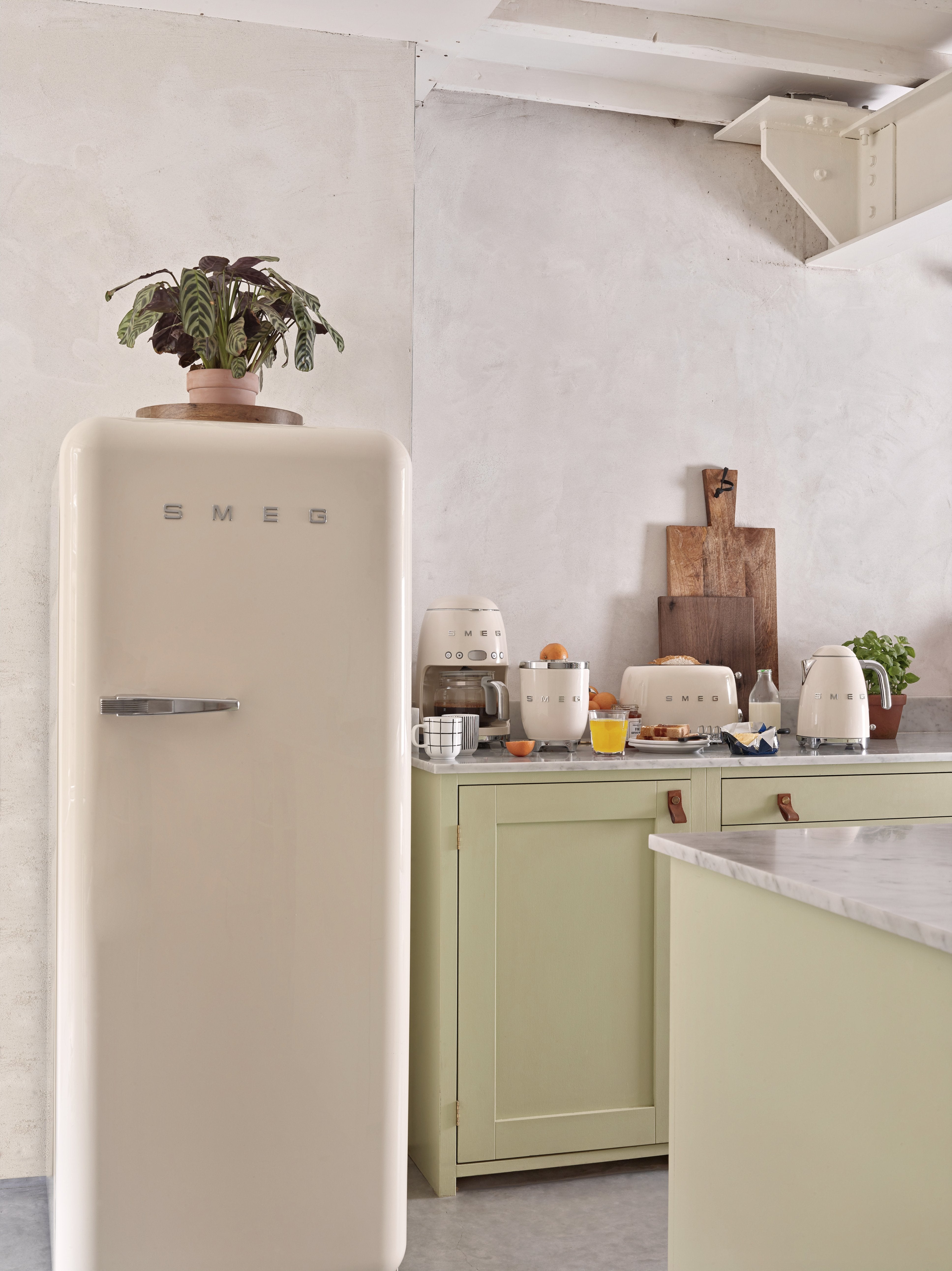 EAN 8017709227852 - Smeg KLF03CREU tetera eléctrica 1,7 L 2400 W Crema de color imagen 6