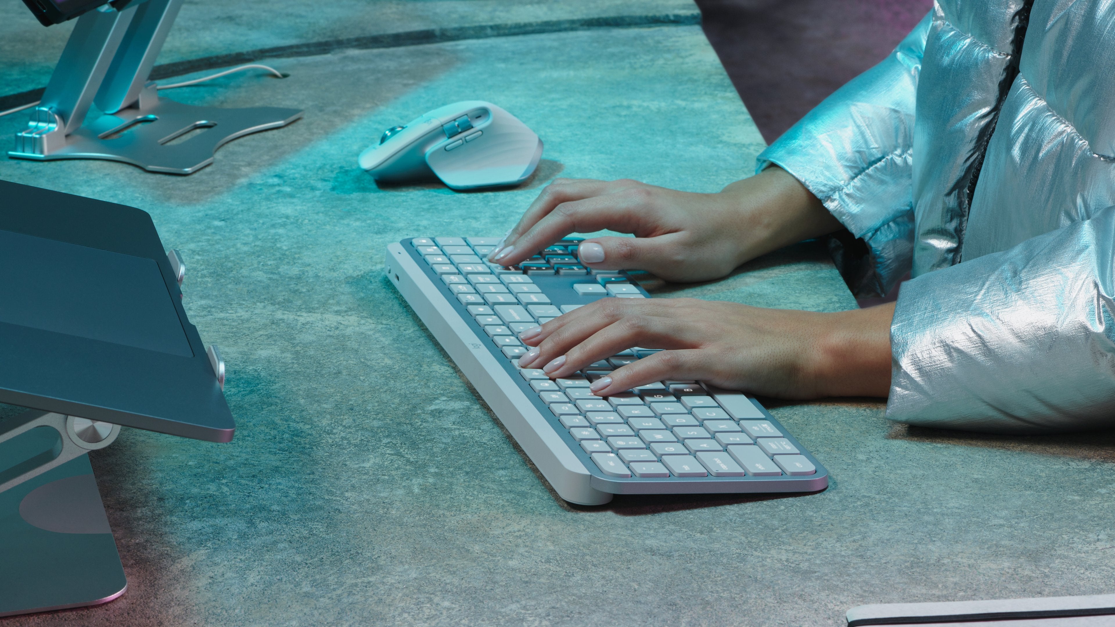 EAN 5099206112186 - Logitech 920-011566 teclado Universal RF Wireless + Bluetooth QWERTZ Alemán Aluminio, Blanco imagen 8