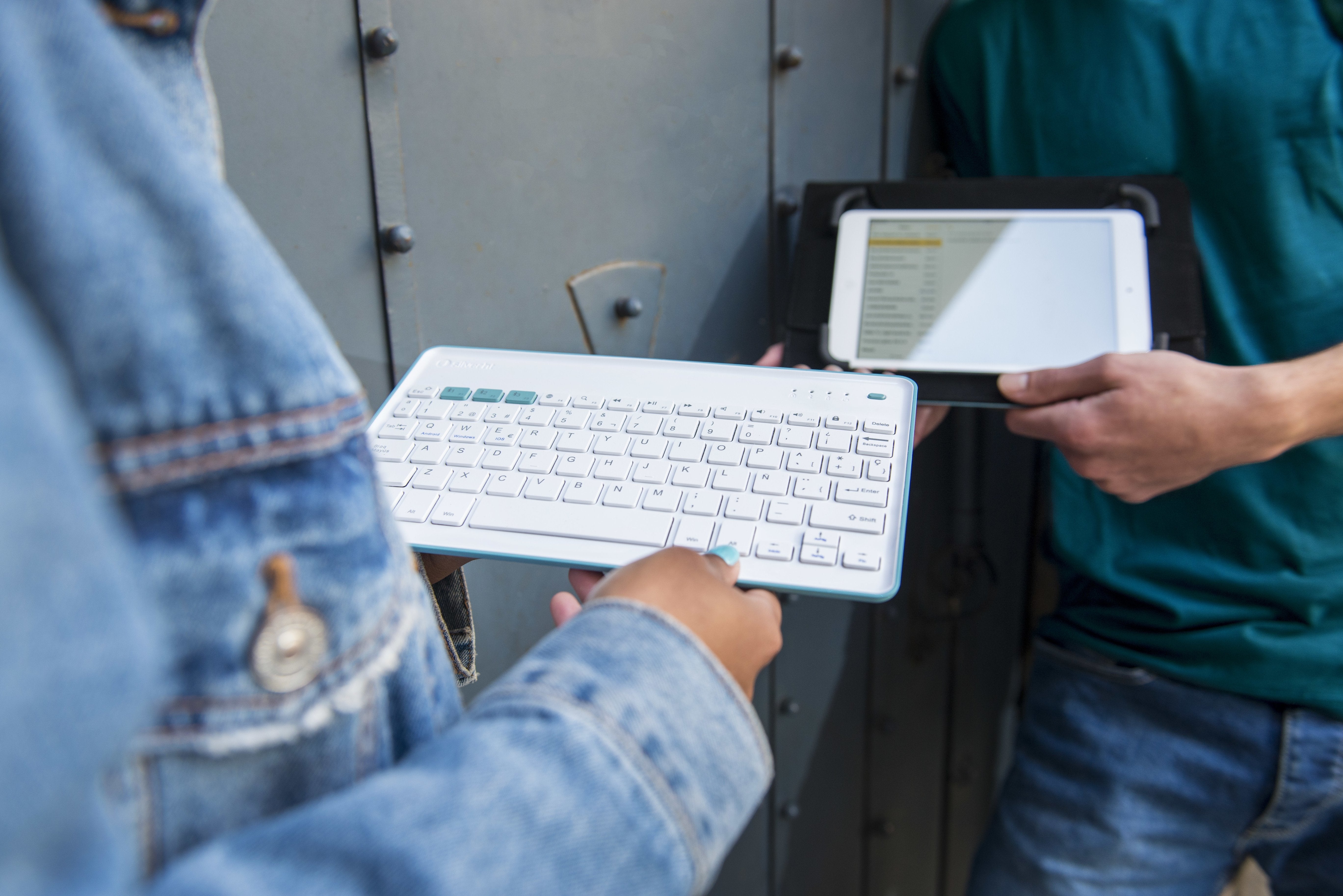 Teclado Silver Ht Inalambrico Bt V3.0 (Win And Ios Smarttv) Blanco Azul