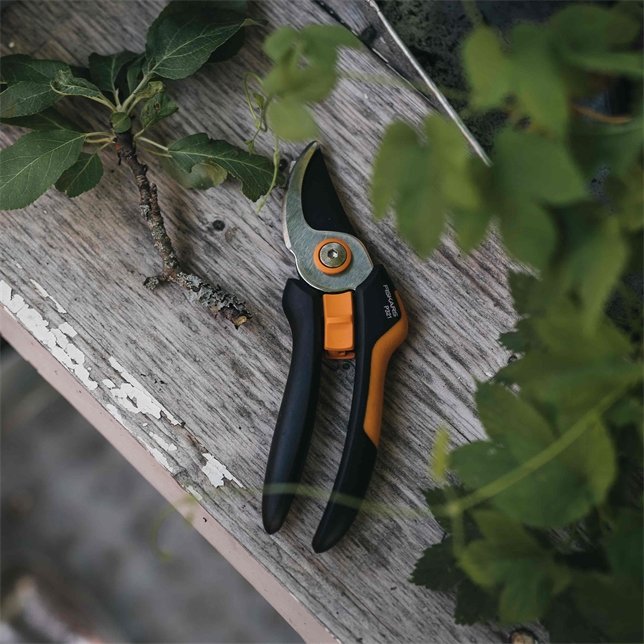 EAN 6411501111081 - Fiskars Solid M P321 tijeras de podar Evitar Negro, Naranja imagen 3