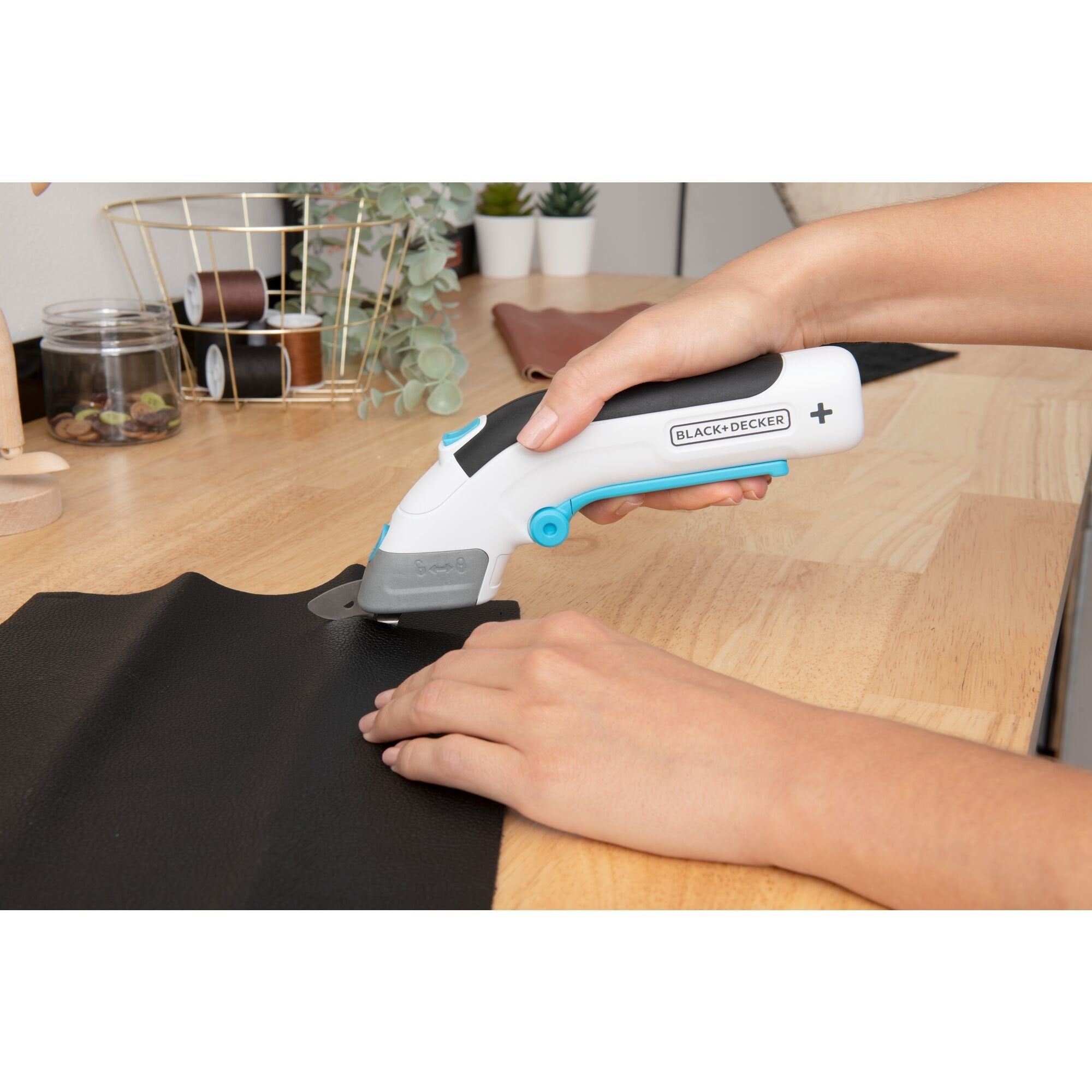 EAN 5035048788615 - Black & Decker BCSC115-XJ tijera de escritorio y manualidades imagen 5