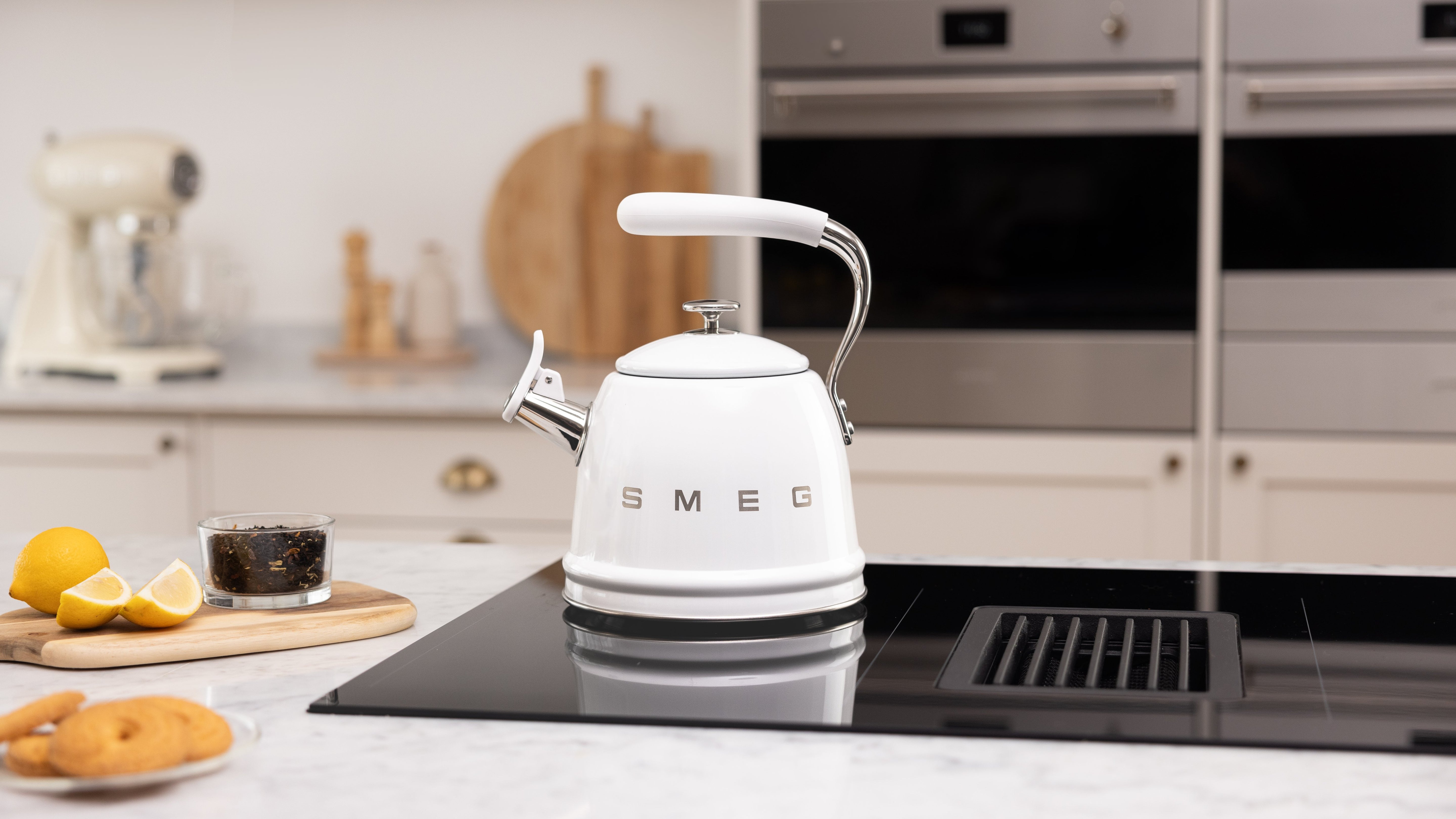 EAN 8017709347901 - Smeg WKF01WH tetera 2,3 L Blanco imagen 8