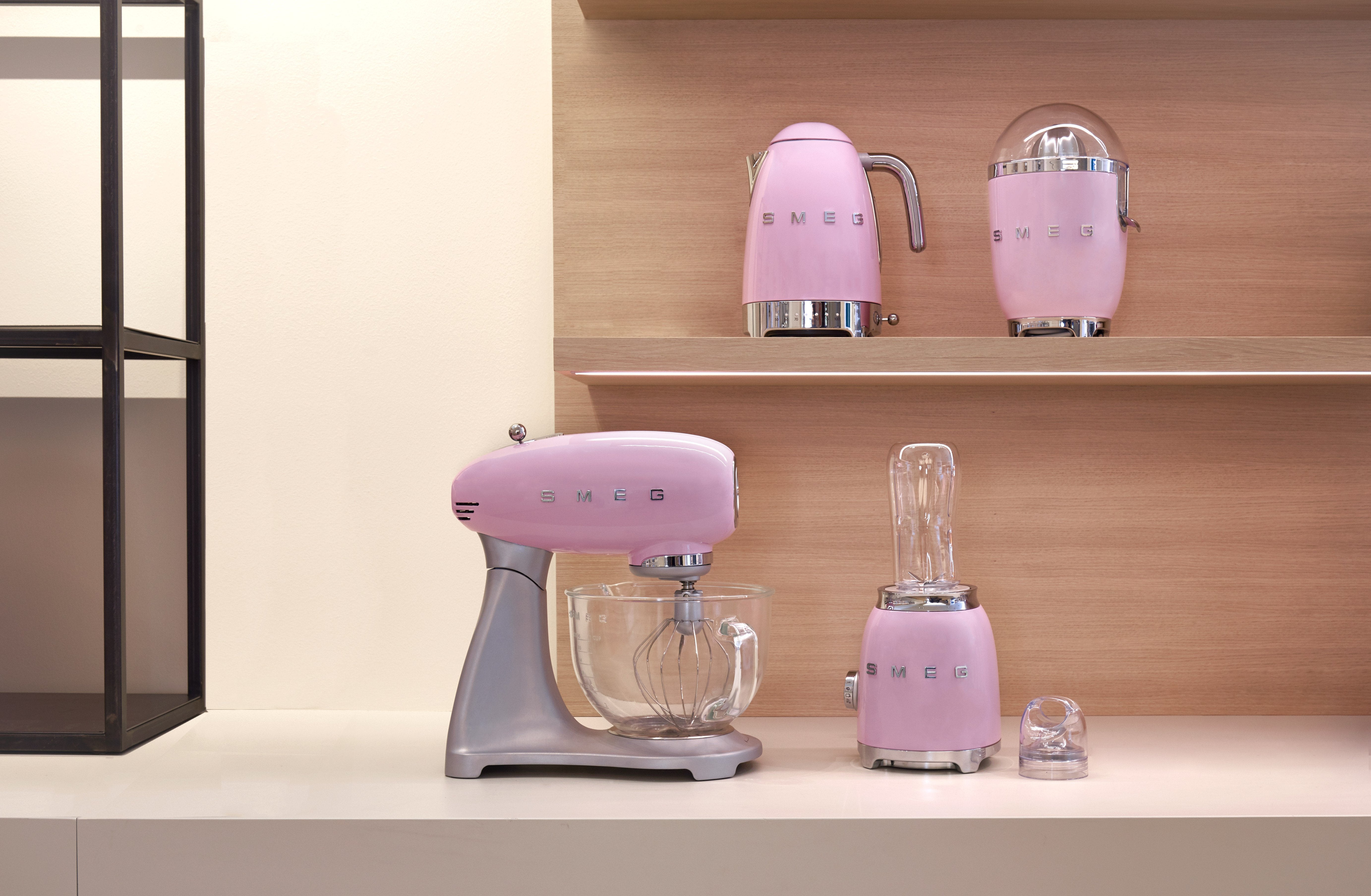 EAN 8017709231606 - Smeg KLF04PKEU tetera eléctrica 1,7 L 2400 W Rosa imagen 5