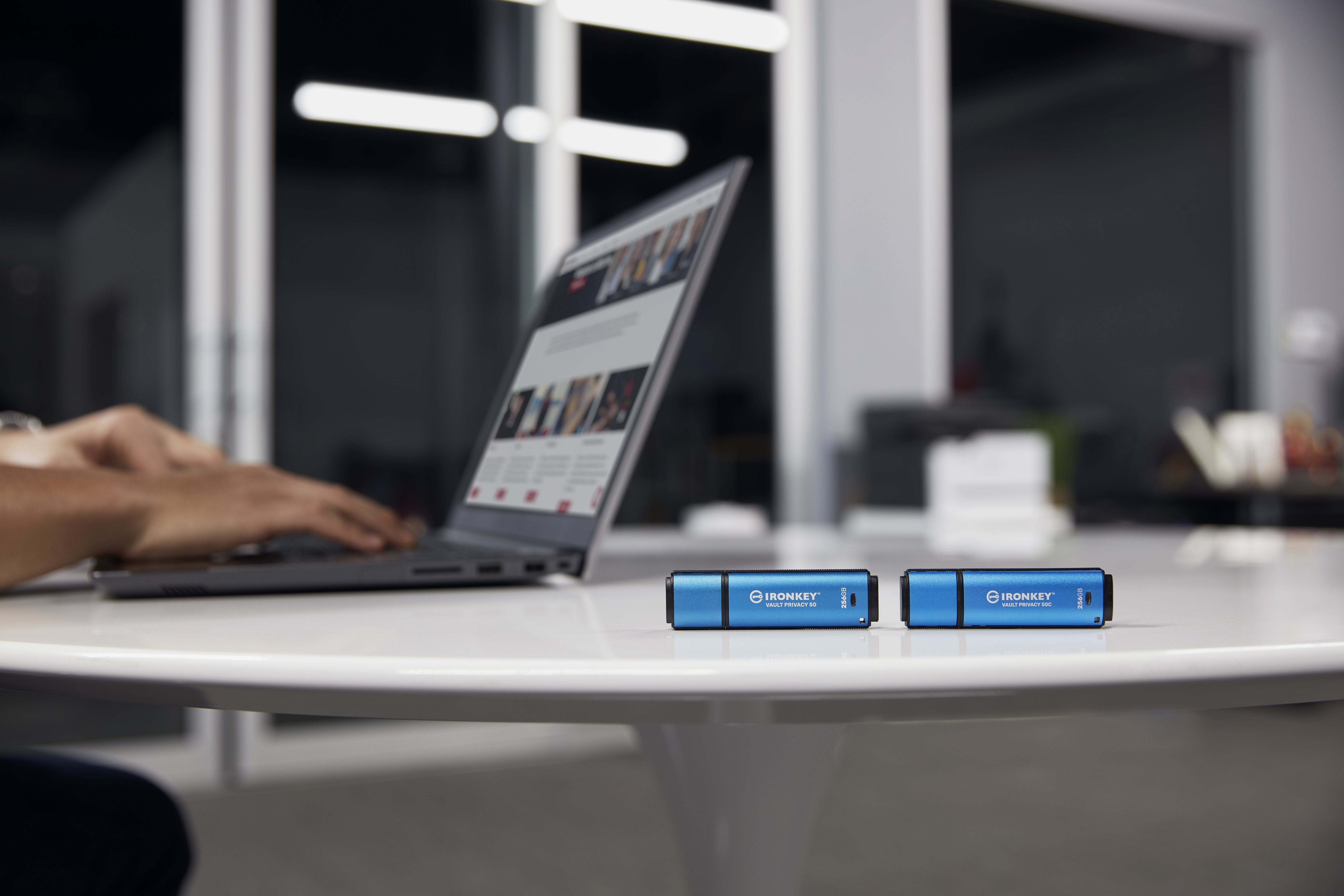 Kingston Ironkey Vault Privacy 50 256 Gb, Lápiz Usb Celeste/Negro