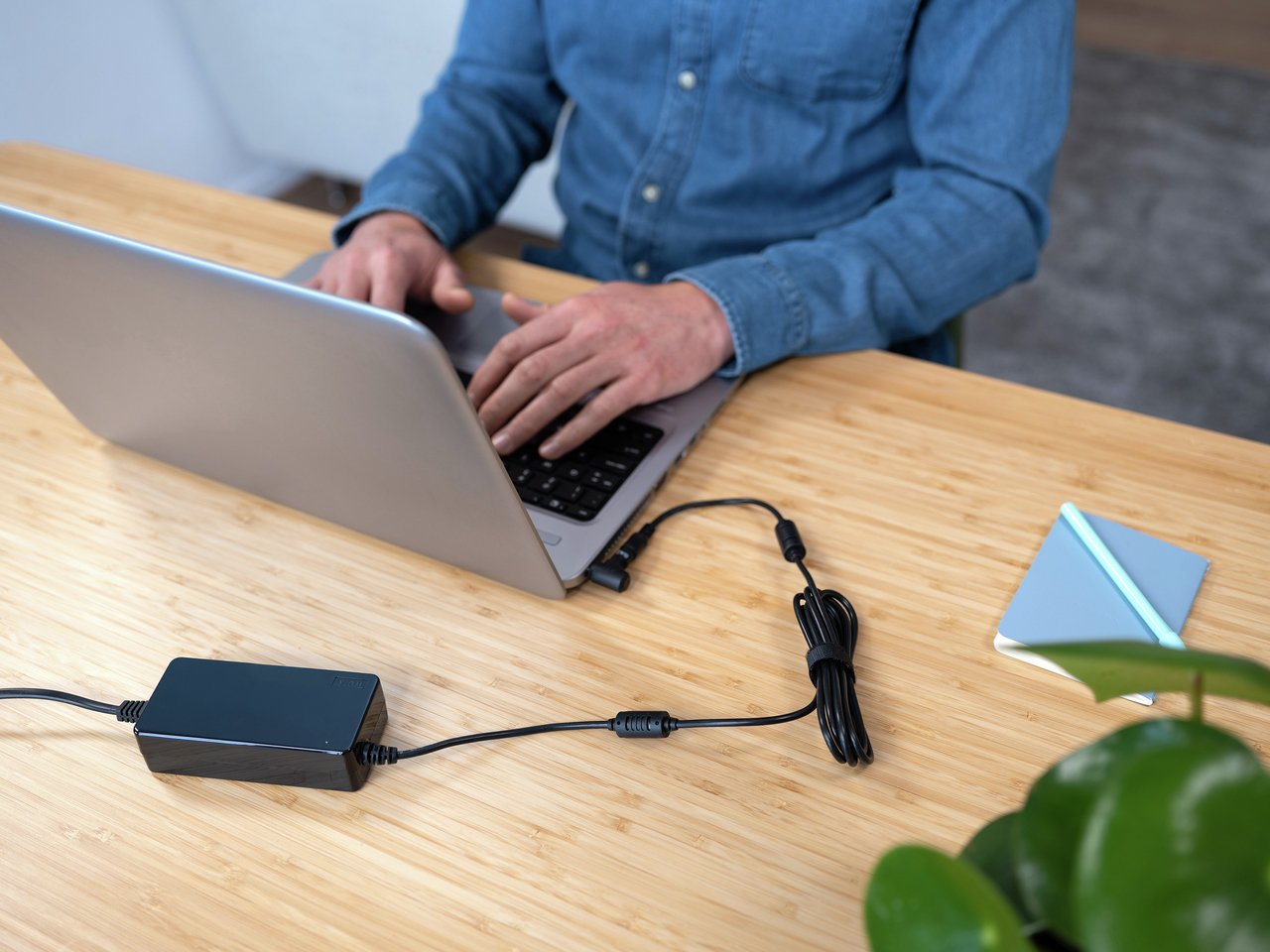 Ac Adapter Universal Notebook 70w Primo Trust