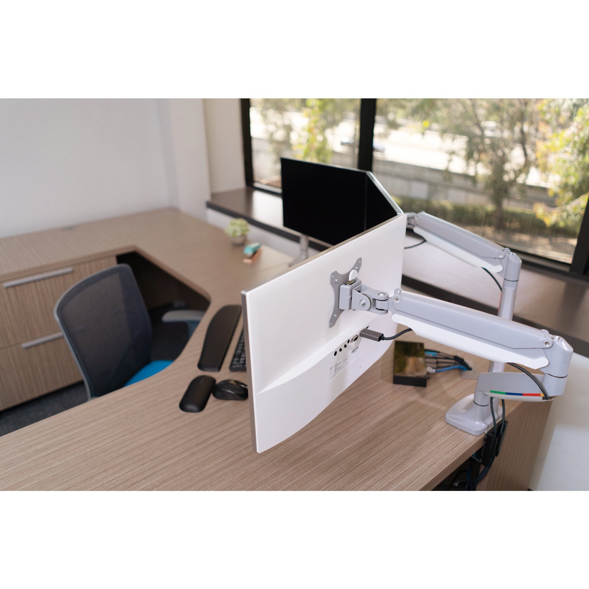 EAN 5028252597135 - Kensington K55471EU soporte para monitor 81,3 cm (32") Escritorio Gris imagen 17