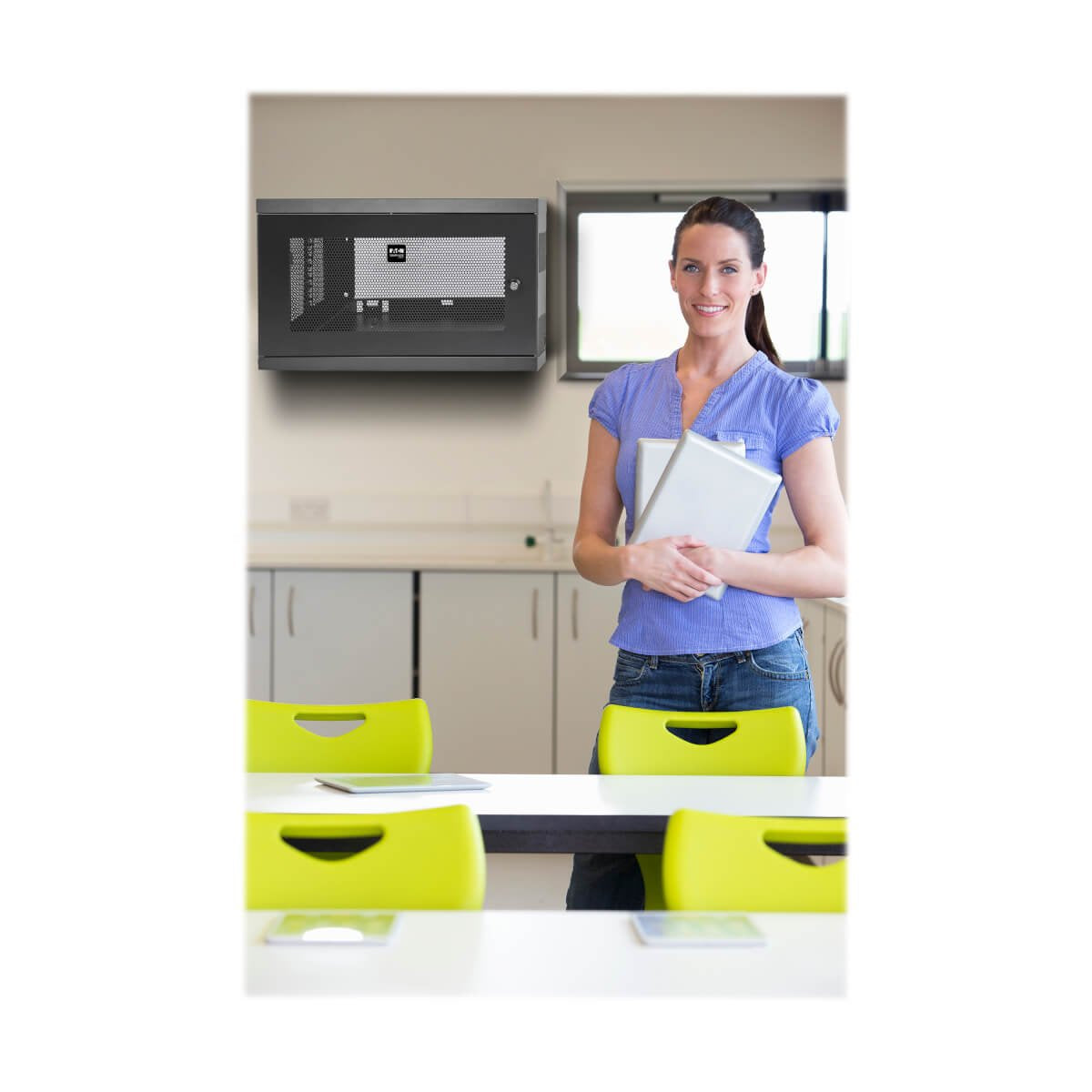 EAN 0037332160744 - Tripp Lite SRW9U armario rack Bastidor de pared Negro imagen 5