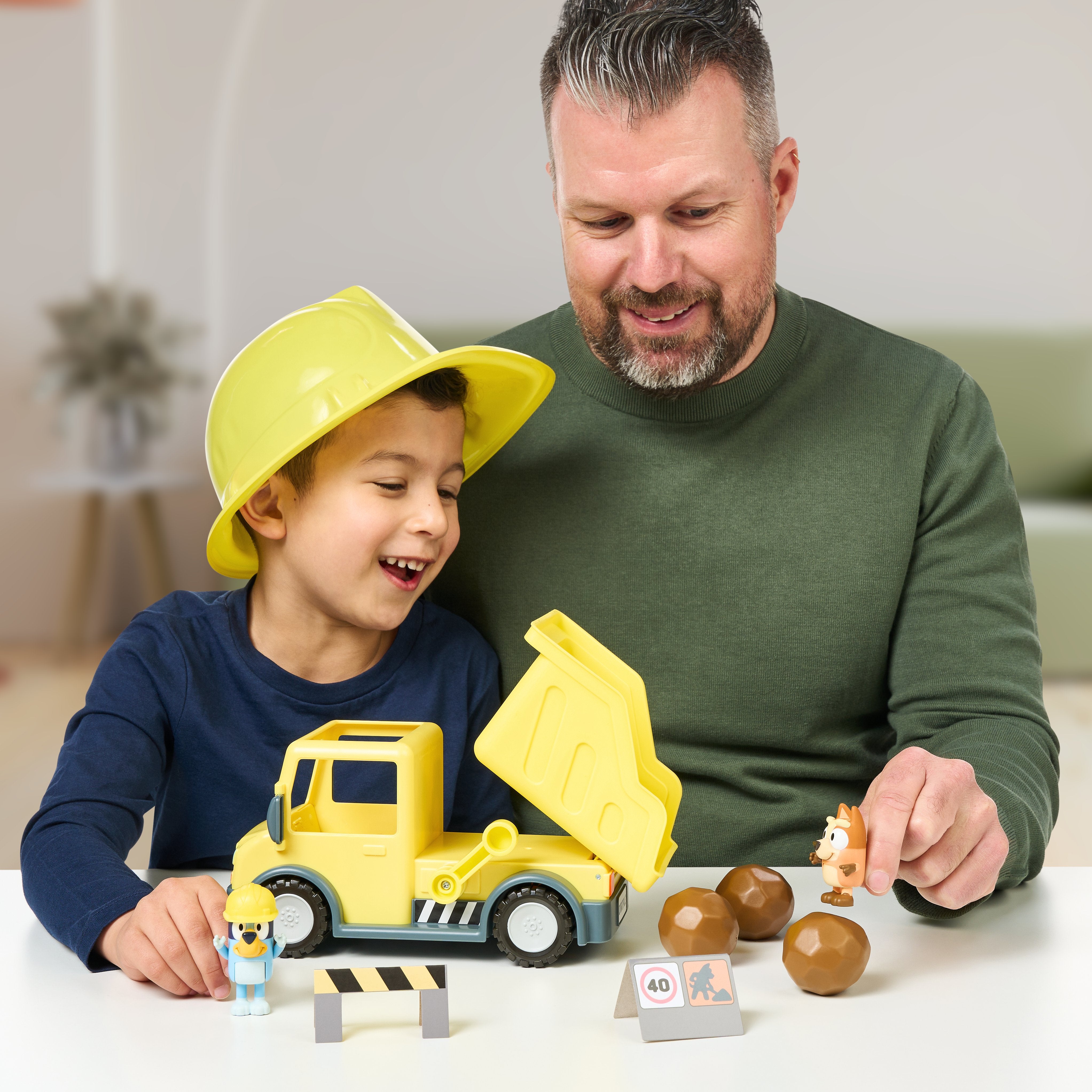 EAN 0630996176733 - Moose Toys Bluey's Dump Truck imagen 3