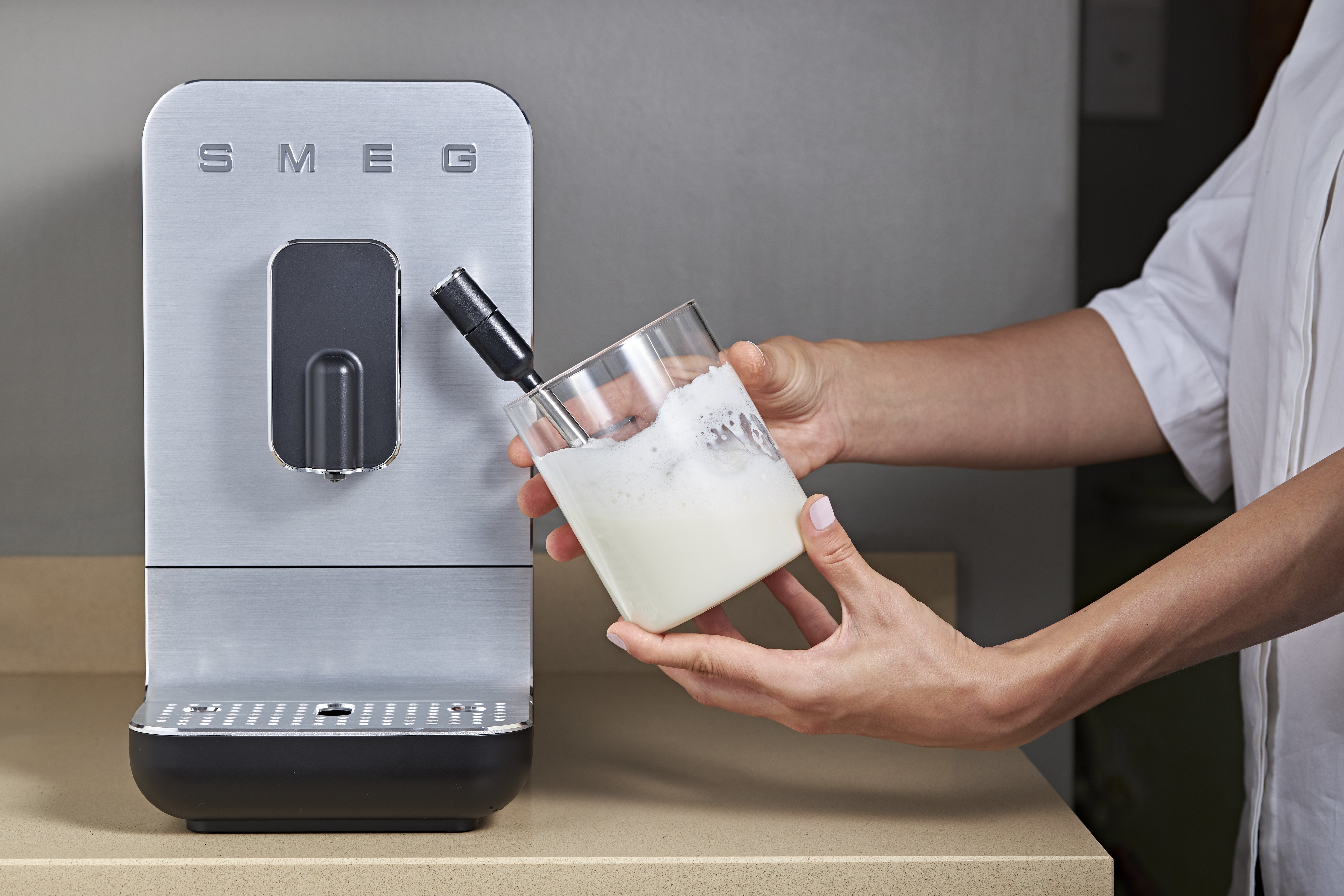 EAN 8017709334857 - Smeg BCC12BLMEU cafetera eléctrica Totalmente automática Máquina espresso 1,4 L imagen 25