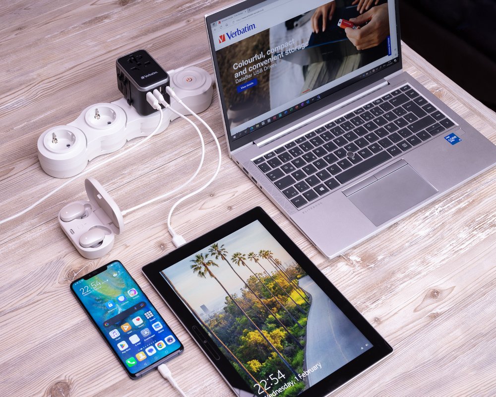 Verbatim Uta-04 Adaptador Con 1 Puerto Usb-C - 3 Puerto Usb-A - 1 Puerto Usb-C