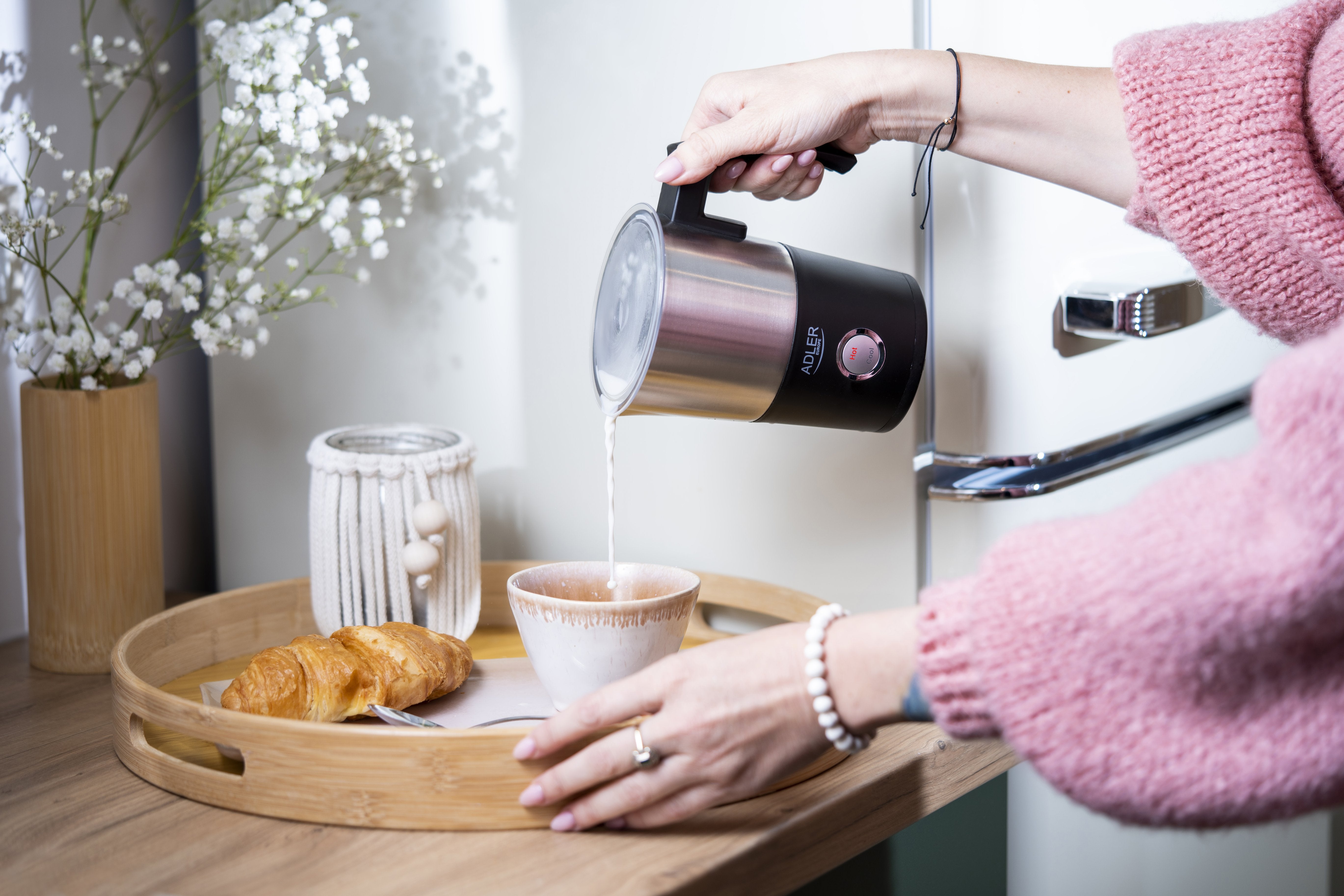 EAN 5903887803625 - Adler AD 4497 espumador o calentador de leche Automatic milk frother/warmer Negro imagen 8