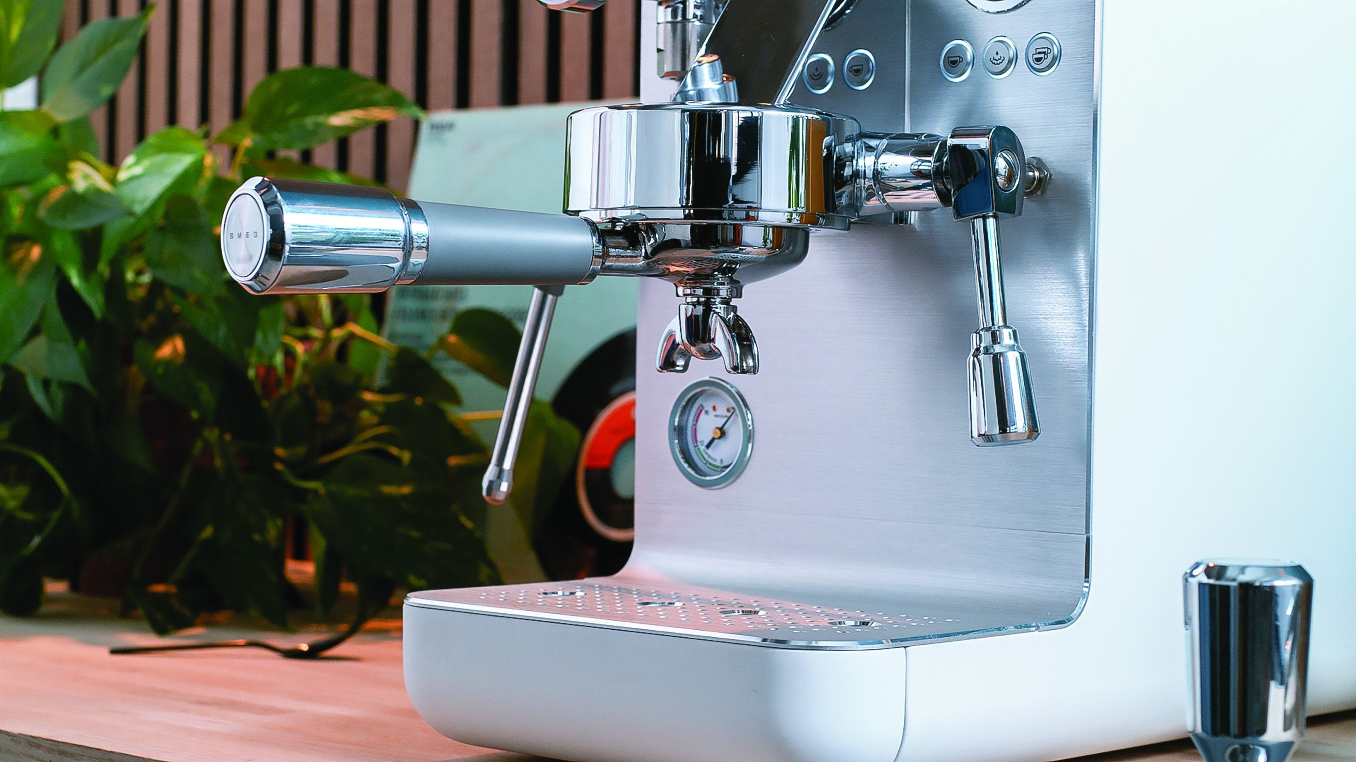 EAN 8017709347017 - Smeg EMC02WHMEU cafetera eléctrica Manual Máquina espresso 1,7 L imagen 36