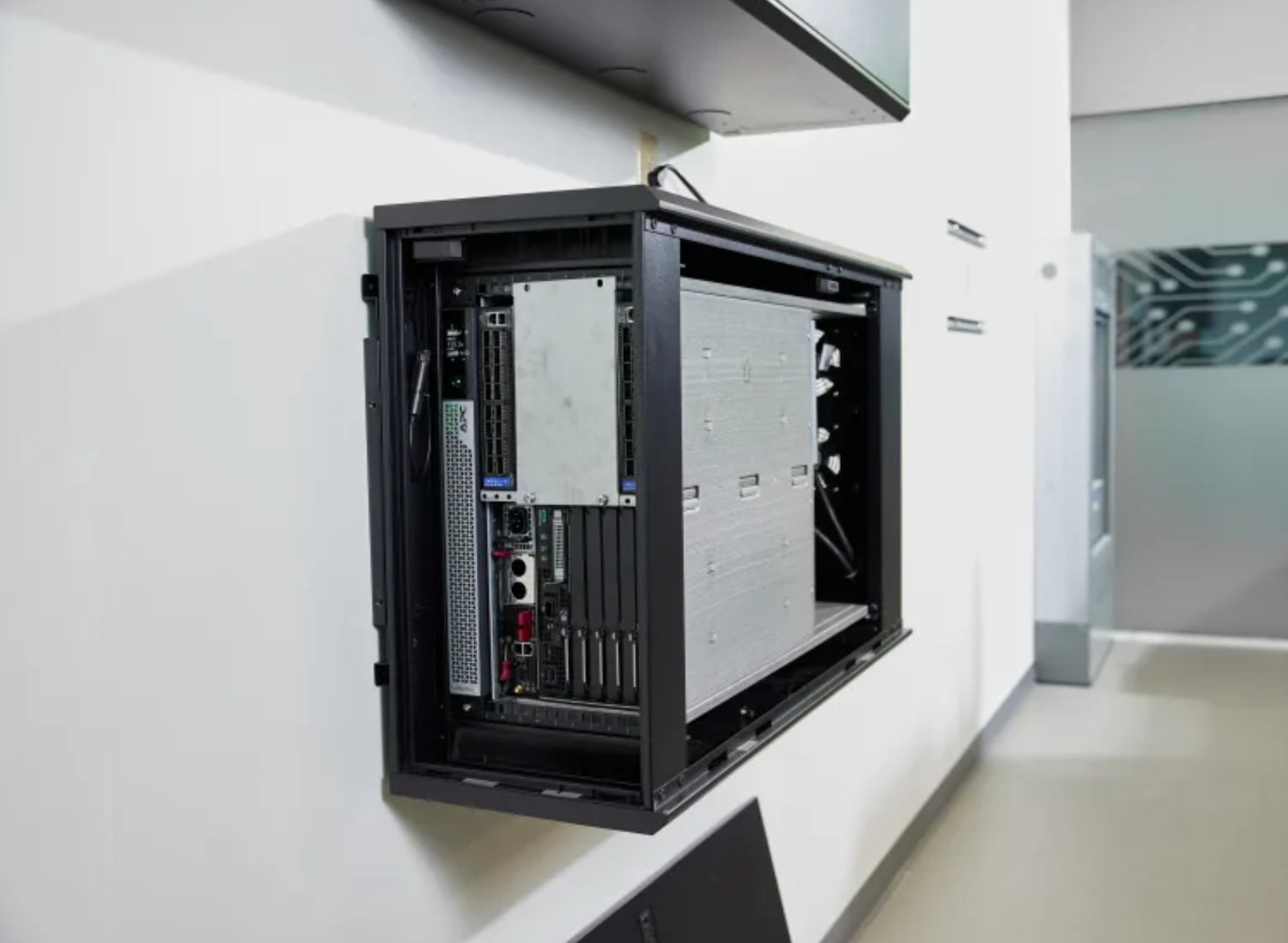 EAN 0731304402015 - APC AR106VI armario rack 6U Bastidor de pared Negro imagen 3