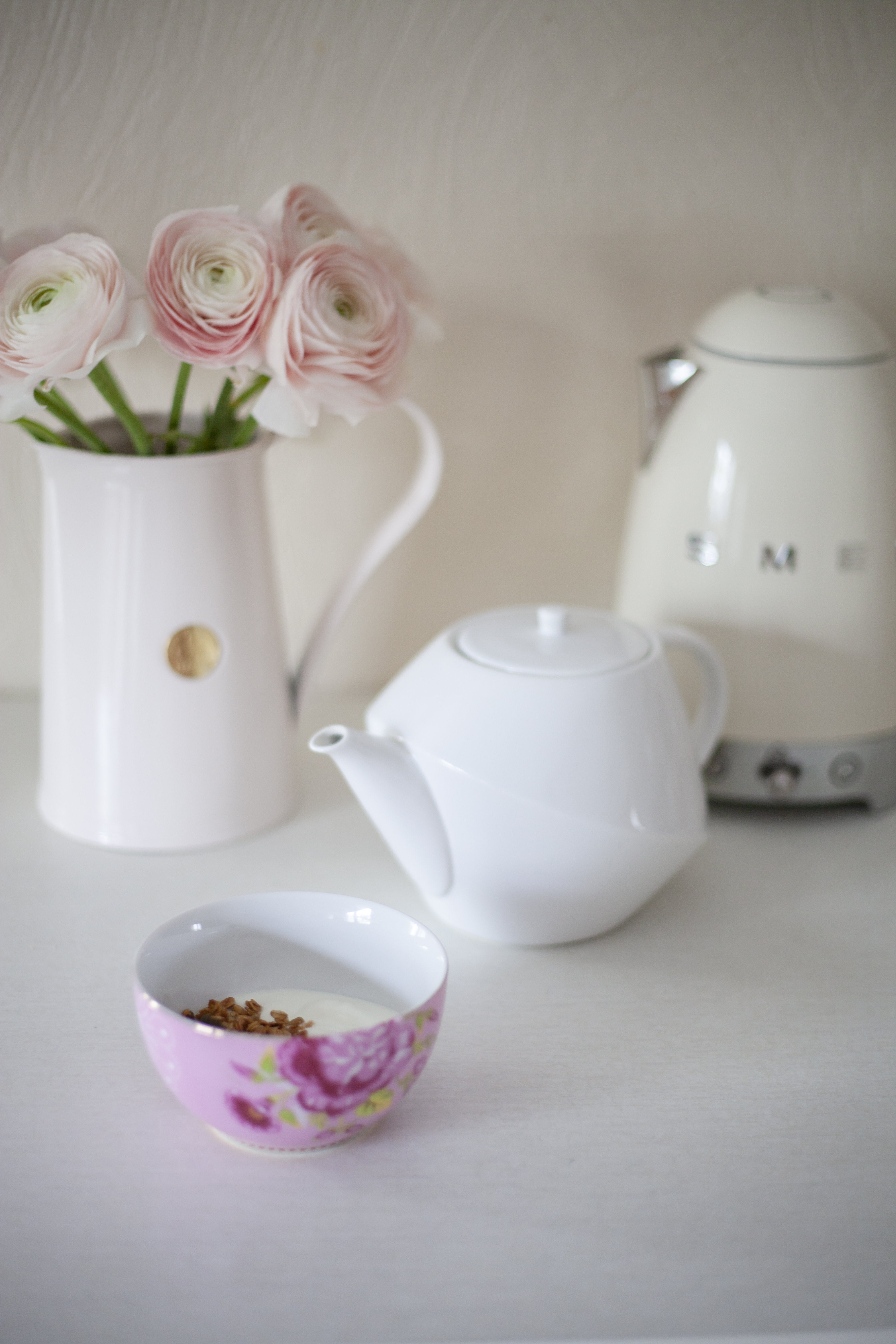 EAN 8017709231378 - Smeg KLF04CREU tetera eléctrica 1,7 L 2400 W Crema de color imagen 19